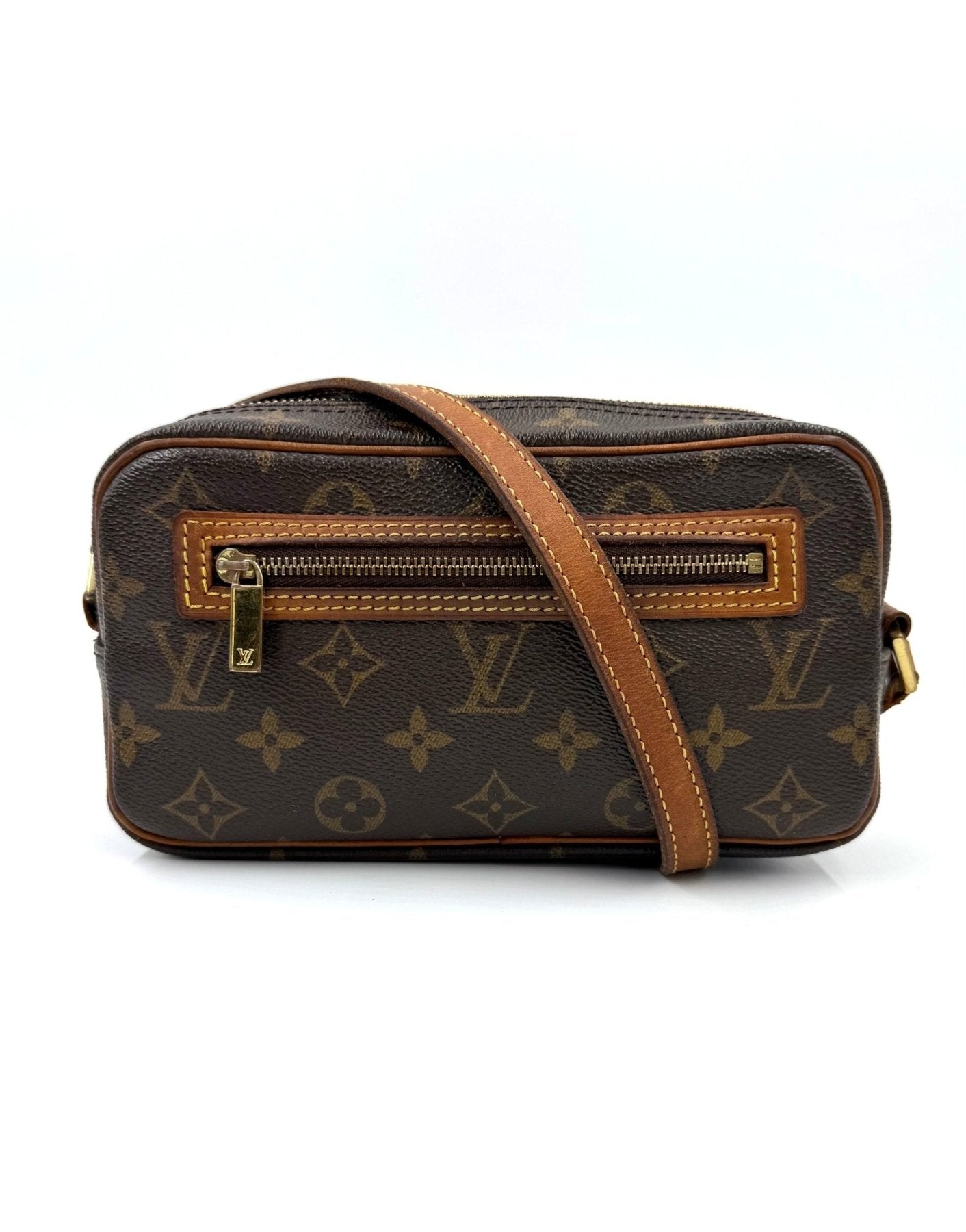 Louis Vuitton Pochette Cite PM Monogram Canvas Tasche mit braunem Lederriemen und Reissverschluss auf weissem Hintergrund