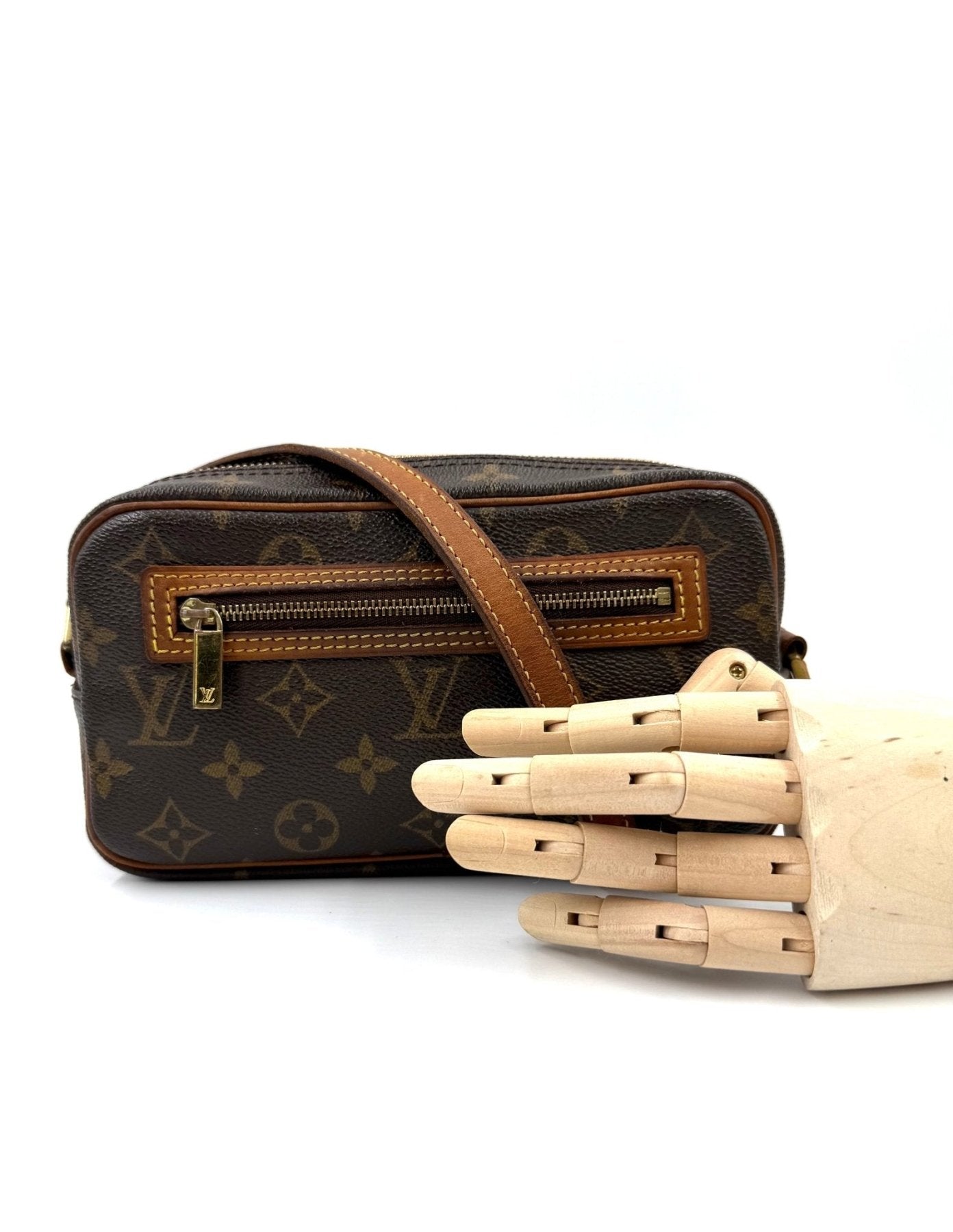 Louis Vuitton Pochette Cite PM Monogram Canvas Tasche mit klassischem LV-Muster und Lederriemen in honigfarbener Patina
