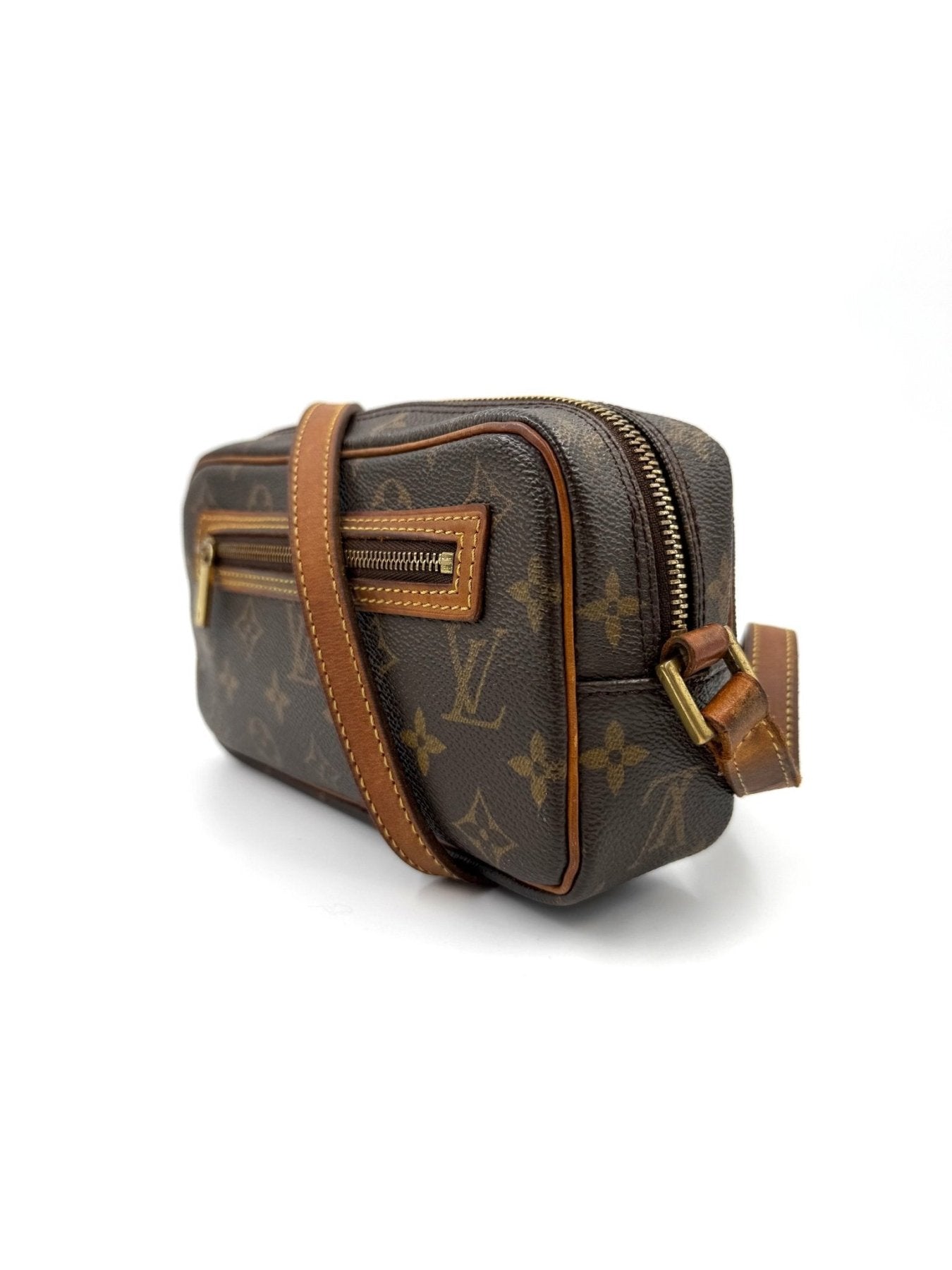 Louis Vuitton Pochette Cite PM Monogram Canvas Tasche mit braunen Lederdetails und Reissverschluss, seitliche Ansicht