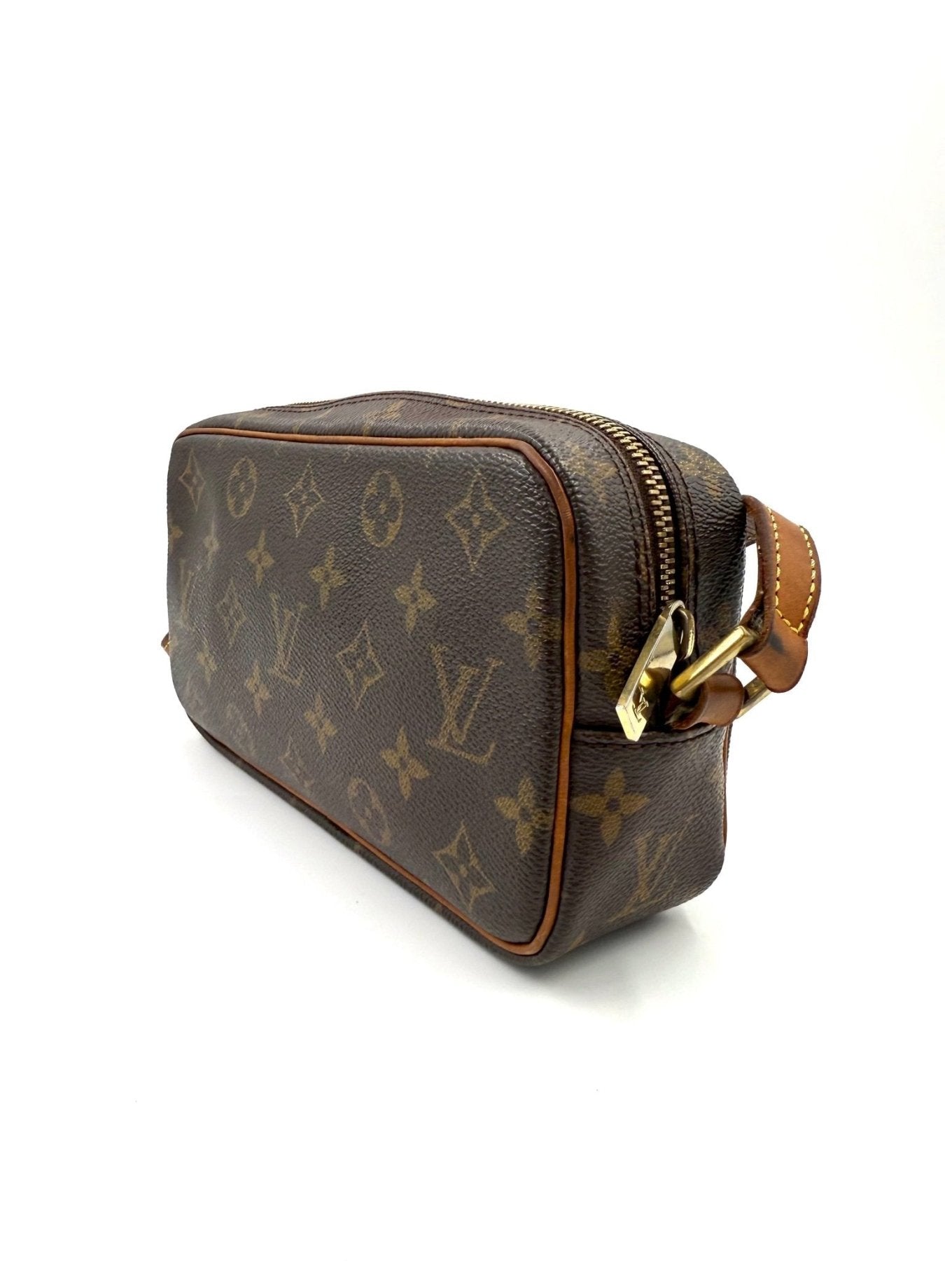 Louis Vuitton Pochette Cite PM Monogram Canvas Tasche mit braunem Ledergriff und goldener Hardware auf weissem Hintergrund
