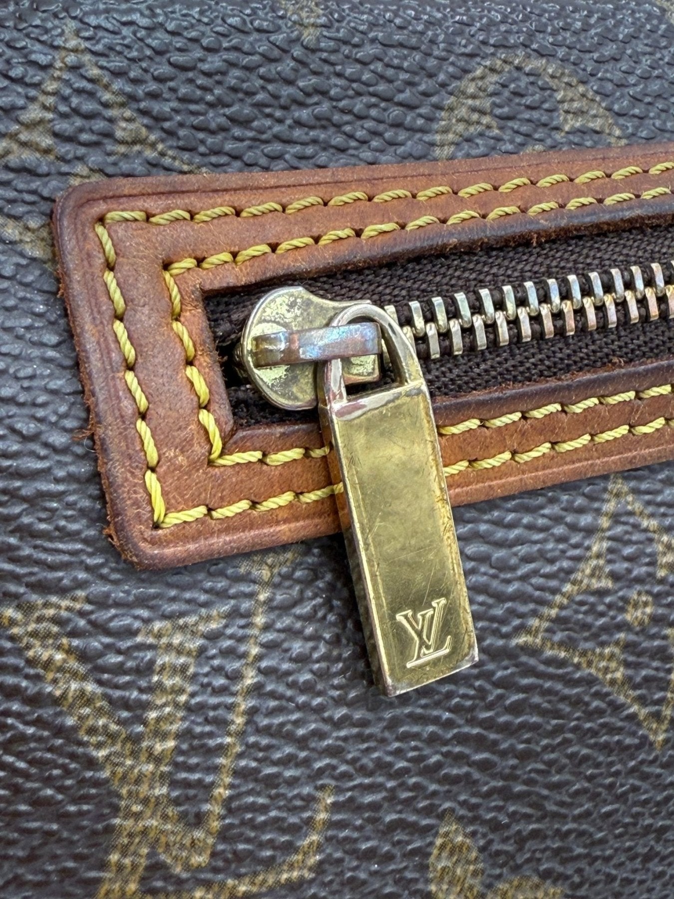 Louis Vuitton Pochette Cite PM Monogram Canvas Tasche mit Reissverschluss und braunen Lederdetails, goldener Hardware