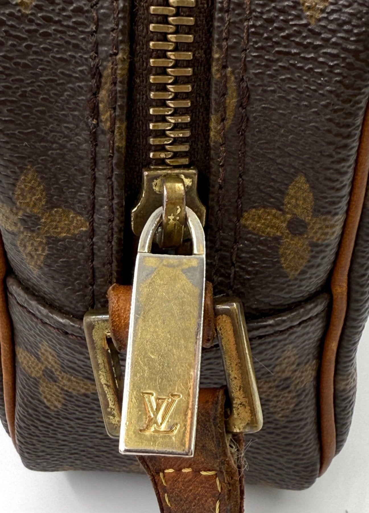 Louis Vuitton Pochette Cite PM Monogram Canvas Tasche mit goldenem Reissverschluss und charakteristischem LV Monogram Muster