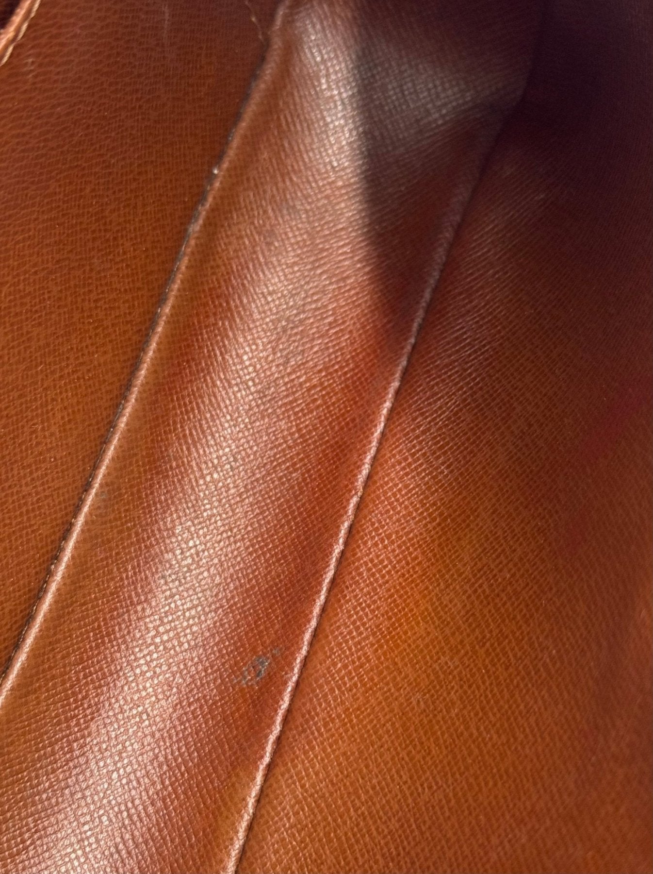 Louis Vuitton Pochette Cite PM Monogram Canvas Tasche in honigbraunem Leder mit charakteristischer Textur und Patina