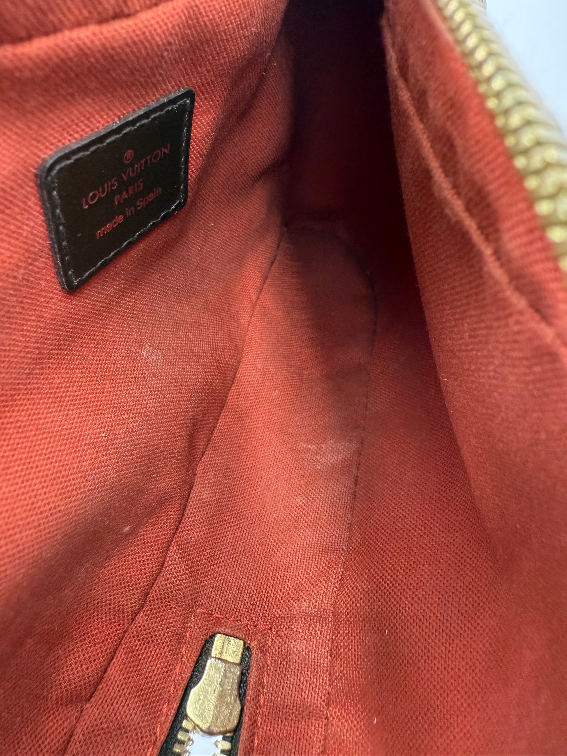 Louis Vuitton Geronimos Damier Ebene Innenansicht mit rotem Textilinnenfutter und schwarzem Authentizitaetsschild