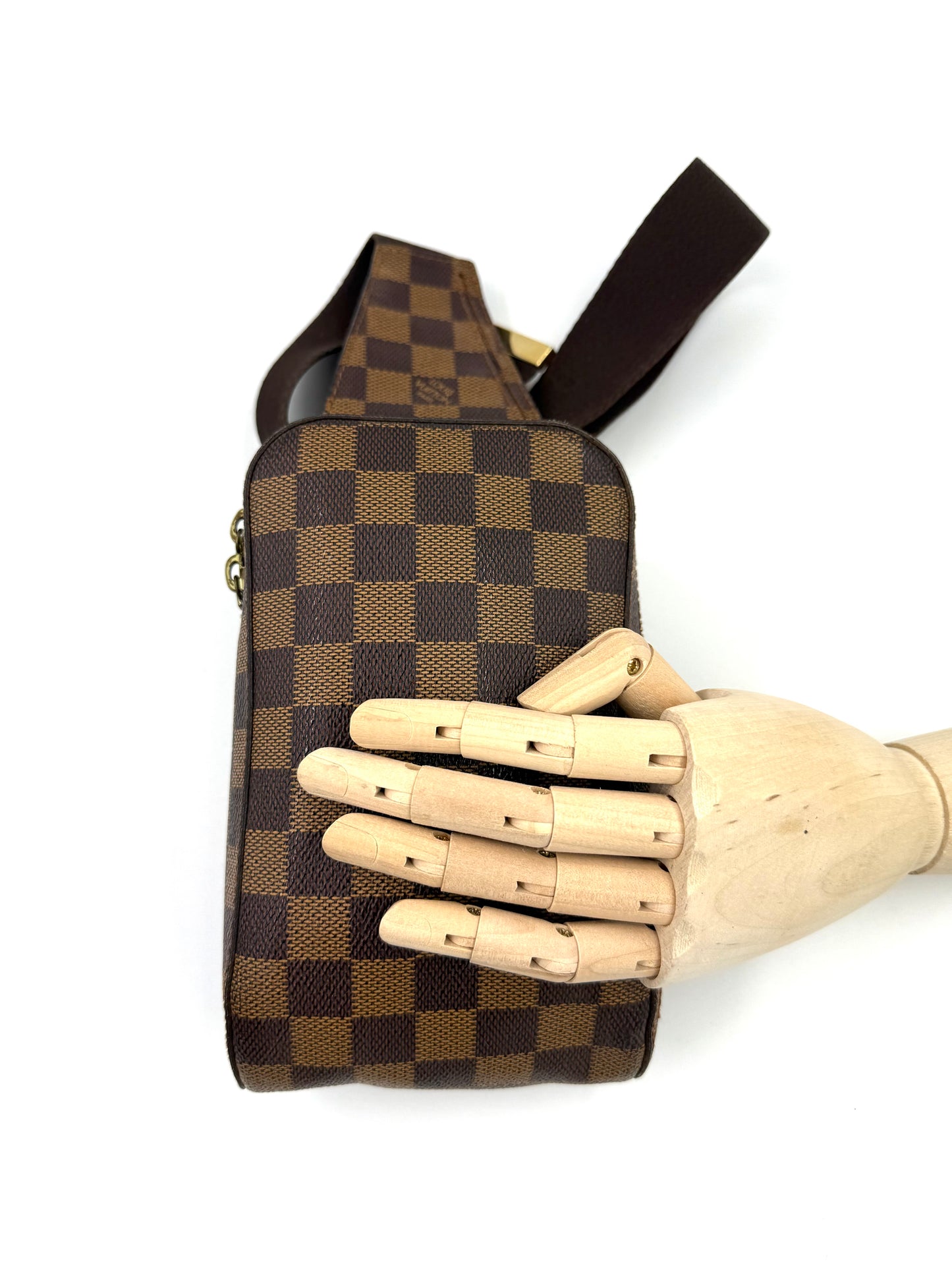 Louis Vuitton Geronimos Damier Ebene Tasche seitlich auf Holzhand, braun-beiges Karomuster mit verstellbarem Riemen