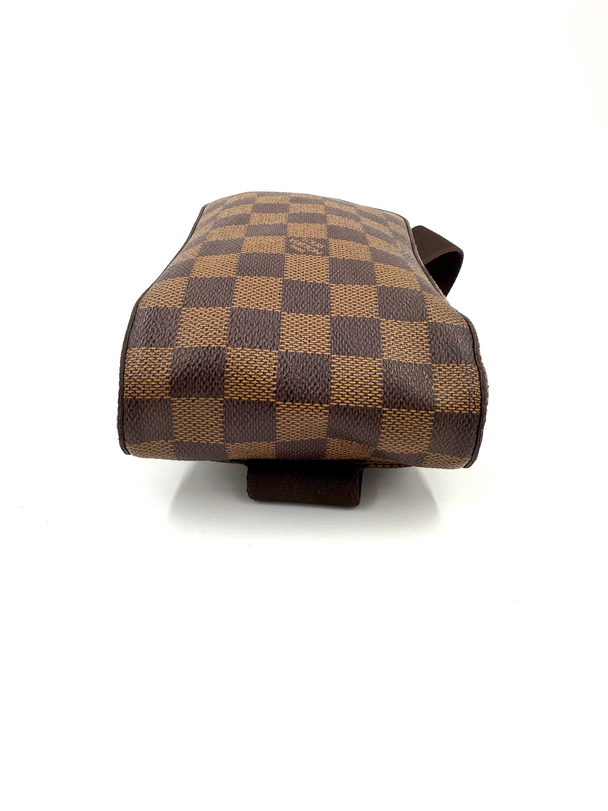 Louis Vuitton Geronimos Damier Ebene Tasche mit klassischem Schachbrettmuster in braun, Seitenansicht auf weissem Hintergrund