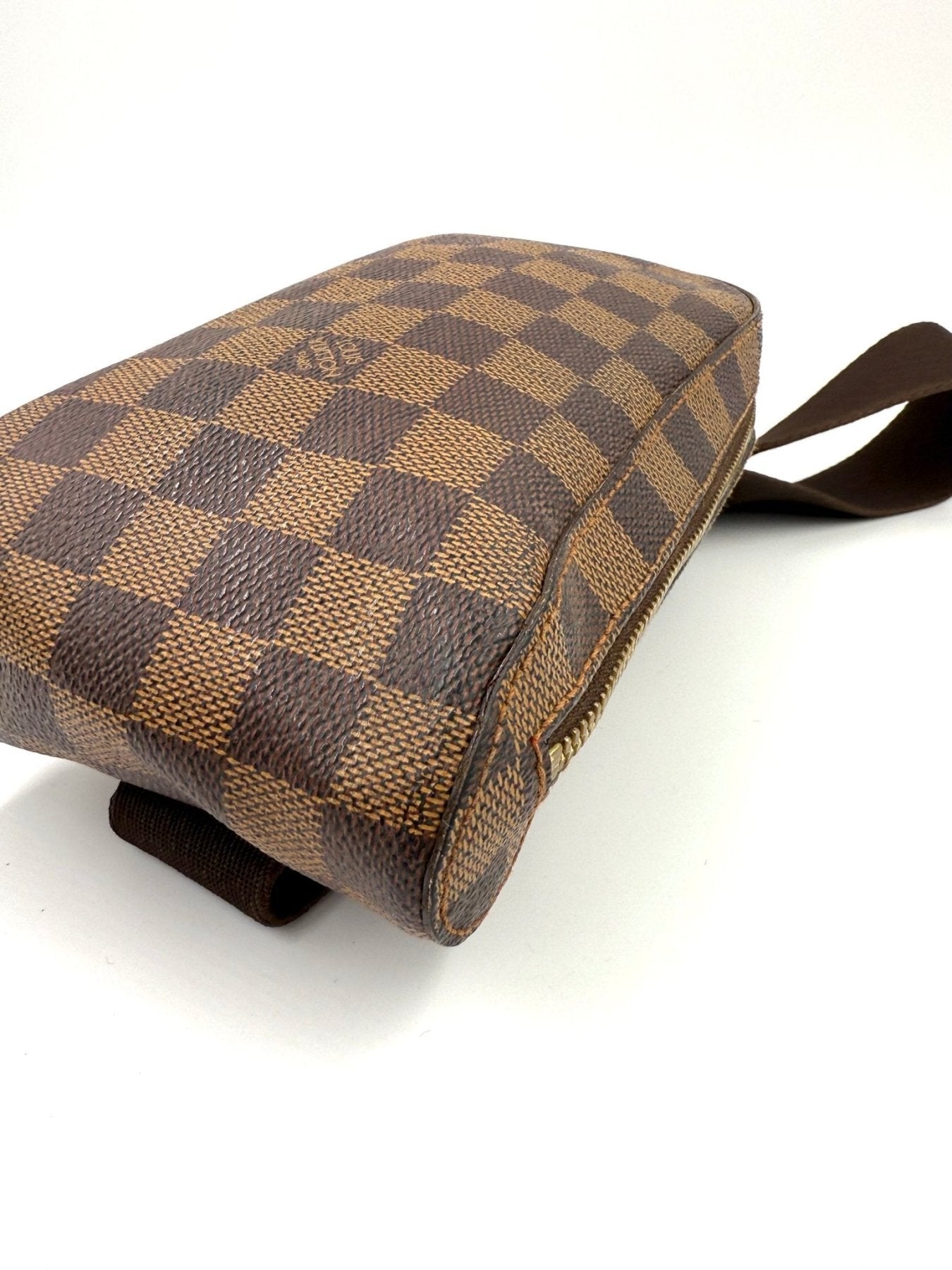 Louis Vuitton Geronimos Damier Ebene Tasche mit charakteristischem Schachbrettmuster, verstellbarem Schulterriemen und Reissverschluss