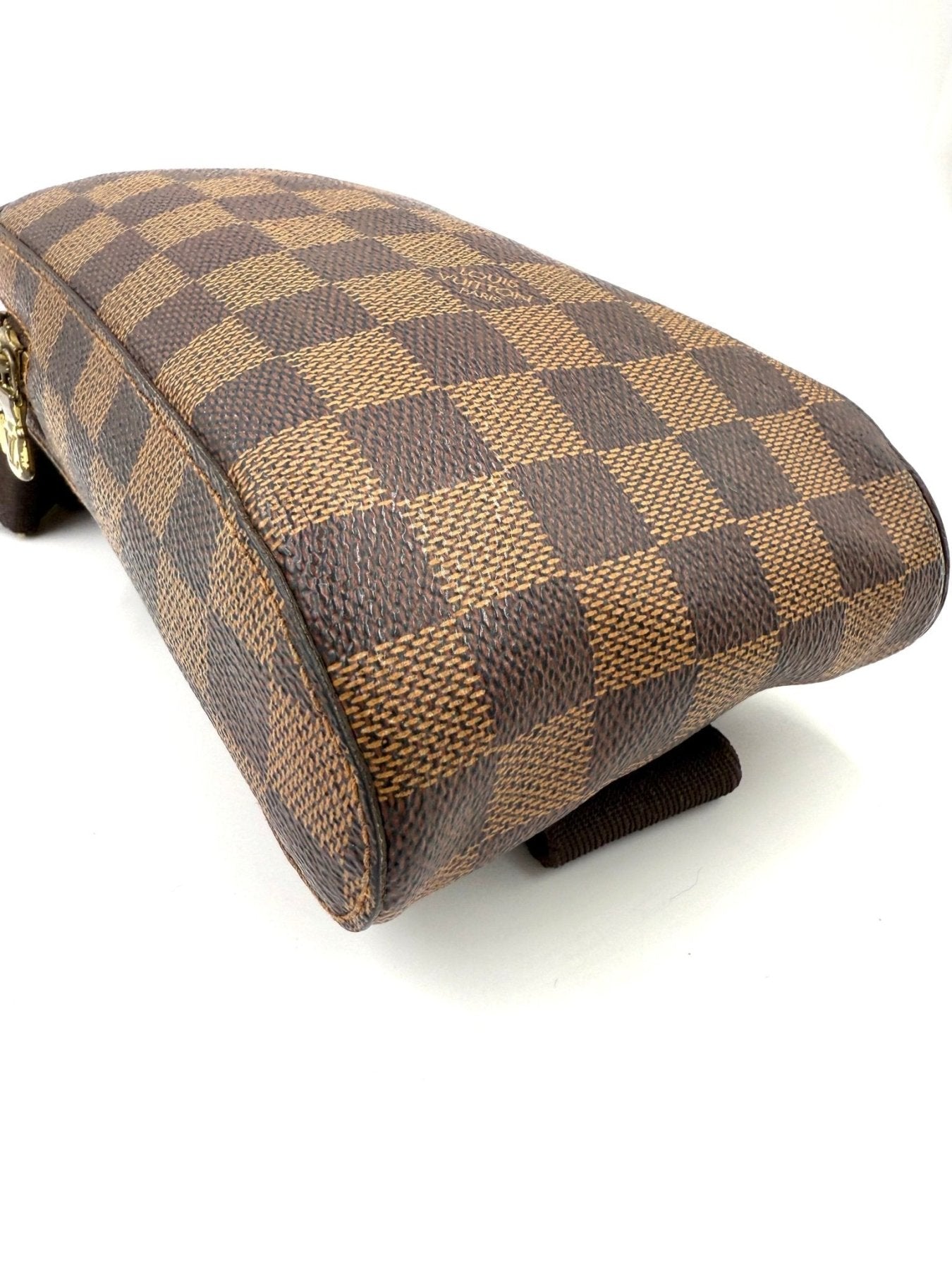 Louis Vuitton Geronimos Damier Ebene Tasche in braun-beigem Schachmuster aus Canvas, Nahaufnahme der Oberflaeche