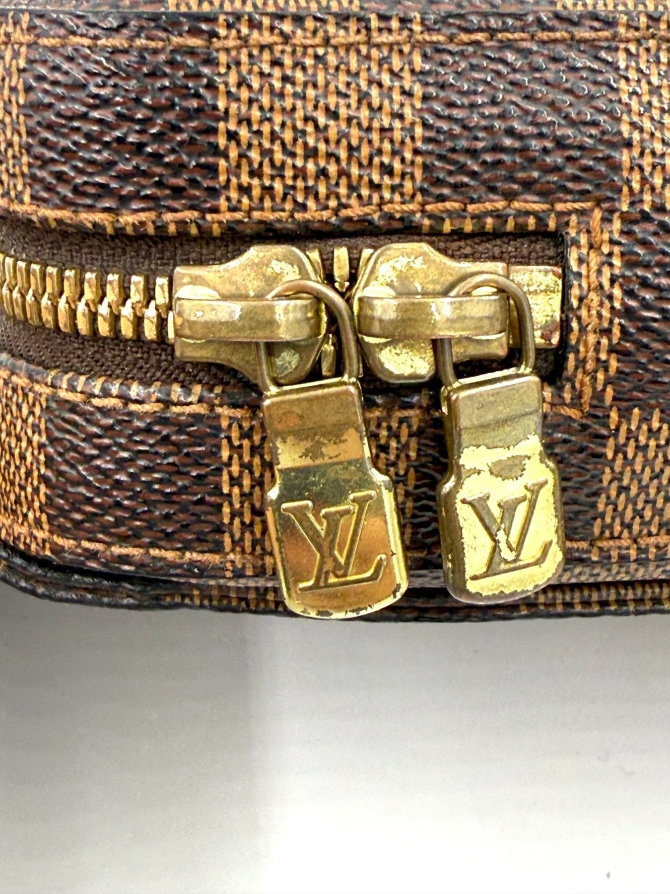 Louis Vuitton Geronimos Damier Ebene Tasche mit charakteristischem Schachbrettmuster und goldenen Reissverschlussdetails