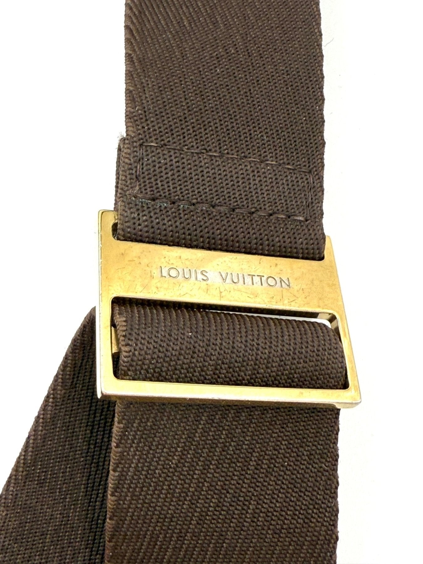 Louis Vuitton Geronimos Damier Ebene Schulterriemen mit goldfarbener Schnalle, Nahaufnahme des Markenschriftzugs