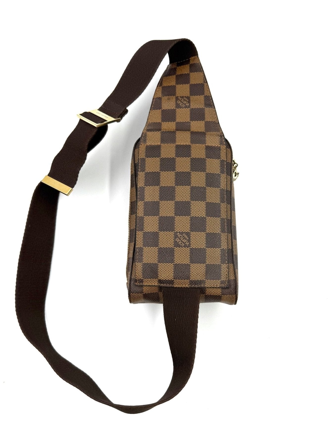 Louis Vuitton Geronimos Damier Ebene Tasche mit braunem Schachbrettmuster und verstellbarem Schulterriemen auf weissem Hintergrund