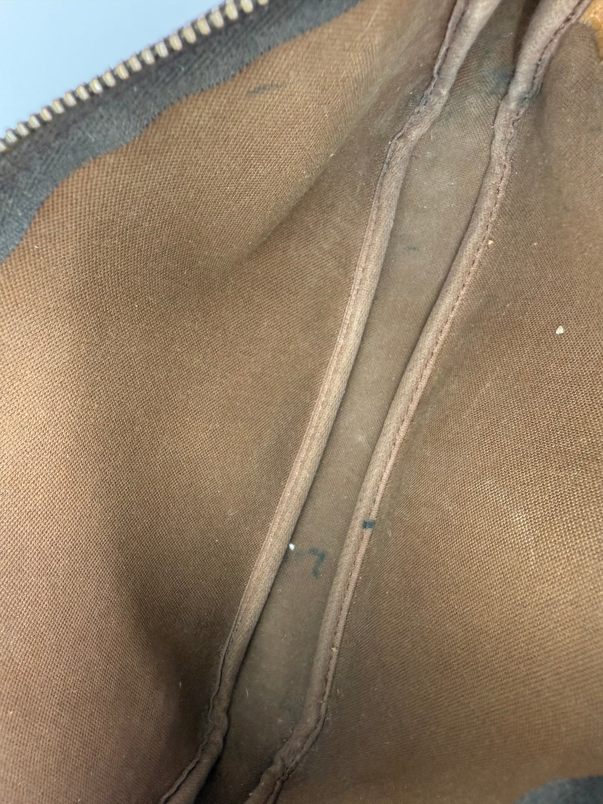Innenansicht der Louis Vuitton Pochette Accessoires Monogram Canvas Vintage mit sauberem, braunem Innenfutter und Reißverschlussbereich.