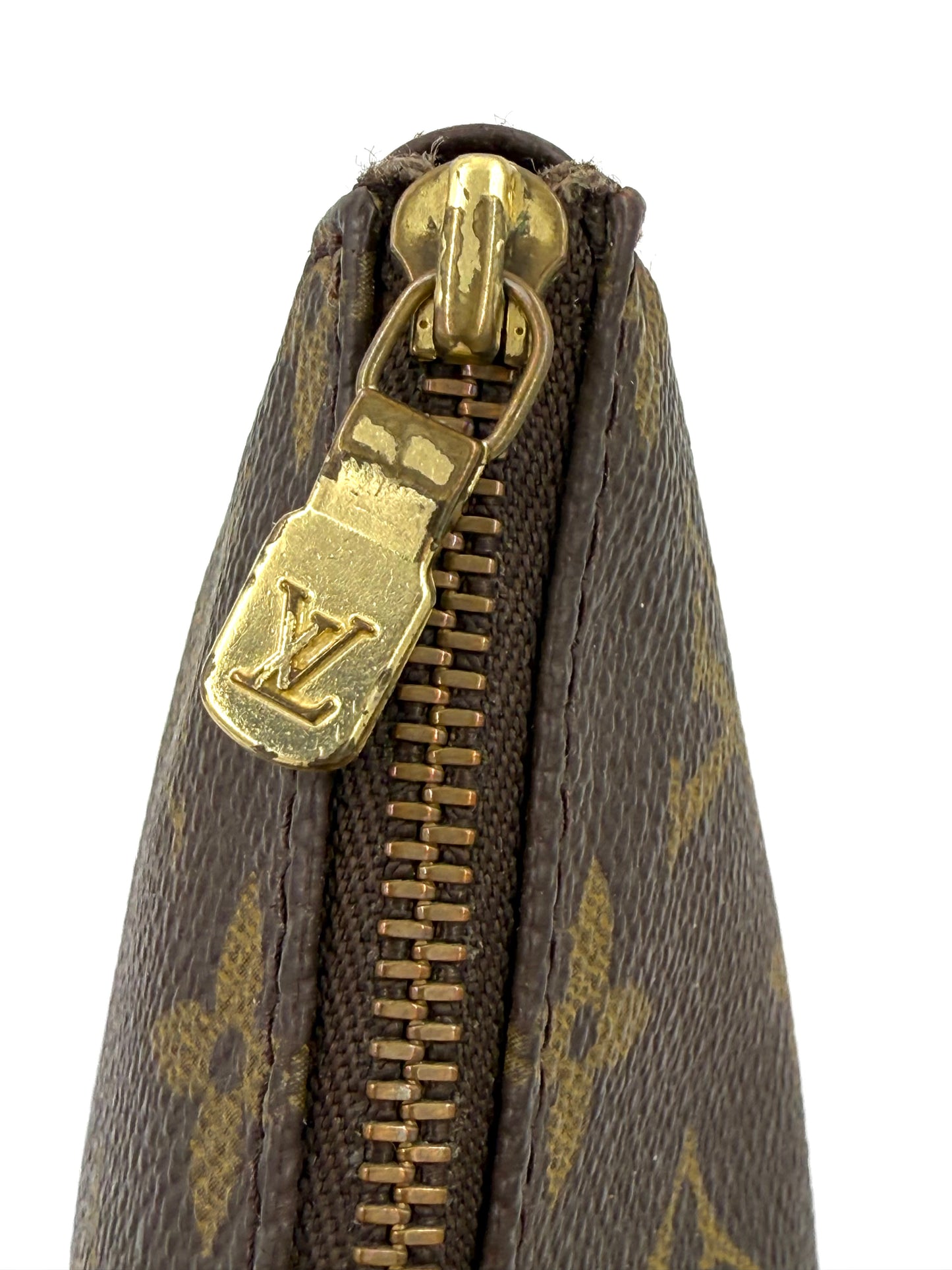 Nahaufnahme der Reißverschlusslasche mit Louis Vuitton Logo an vintage Pochette Accessoires Monogram Canvas Tasche