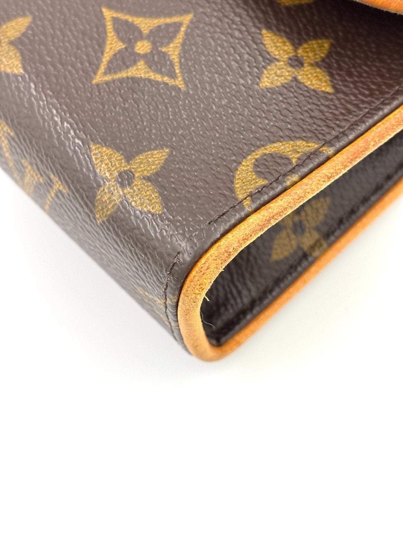 Louis Vuitton Pochette Florentine Monogram Canvas, Detailaufnahme der braun-goldenen Monogram-Musterung mit Lederbesatz