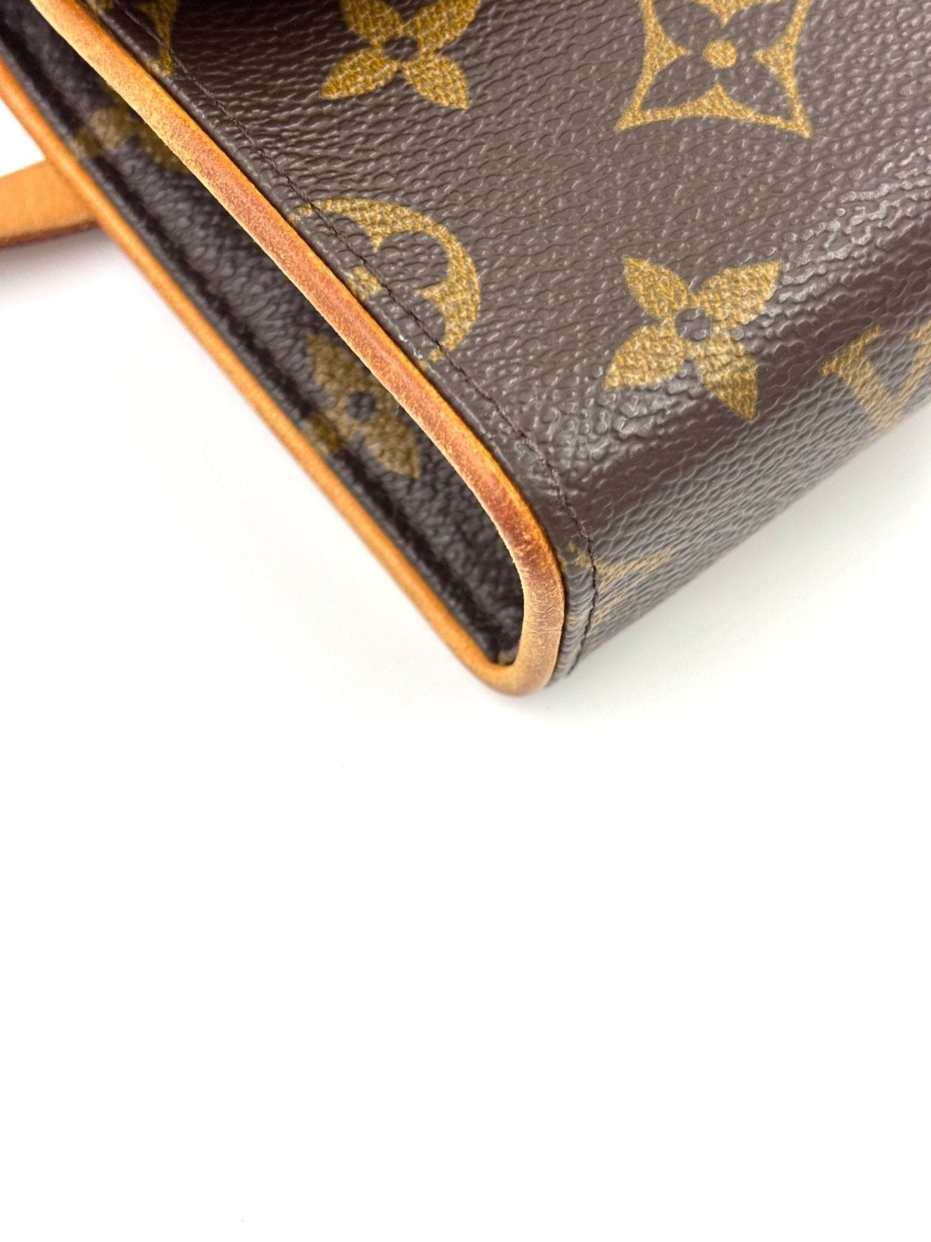 Louis Vuitton Pochette Florentine Monogram Canvas Vintage Tasche Detailaufnahme der Lederkante mit charakteristischem Muster