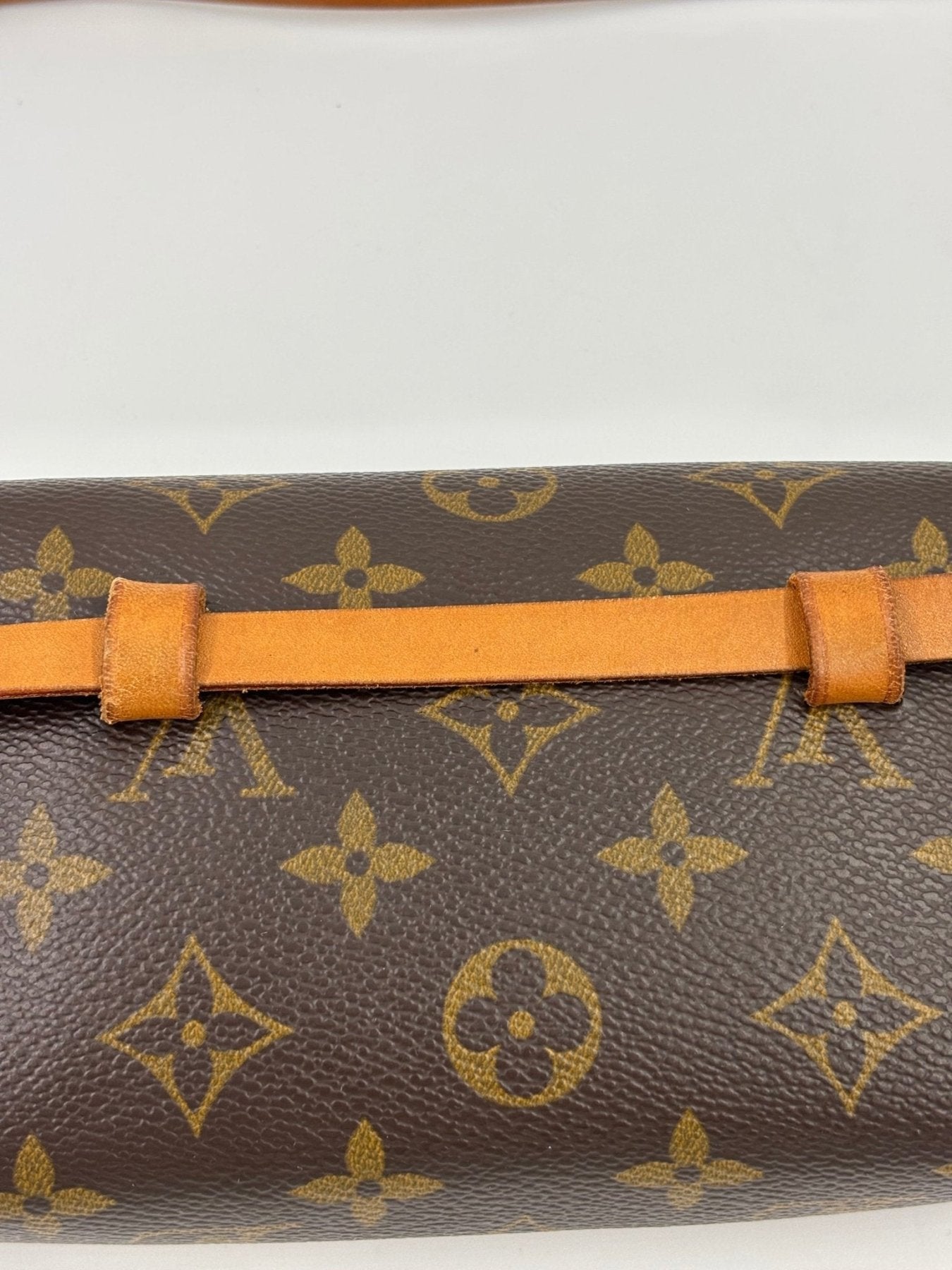 Louis Vuitton Pochette Florentine in klassischem Monogram Canvas mit Lederdetails und verstellbarem Guertel