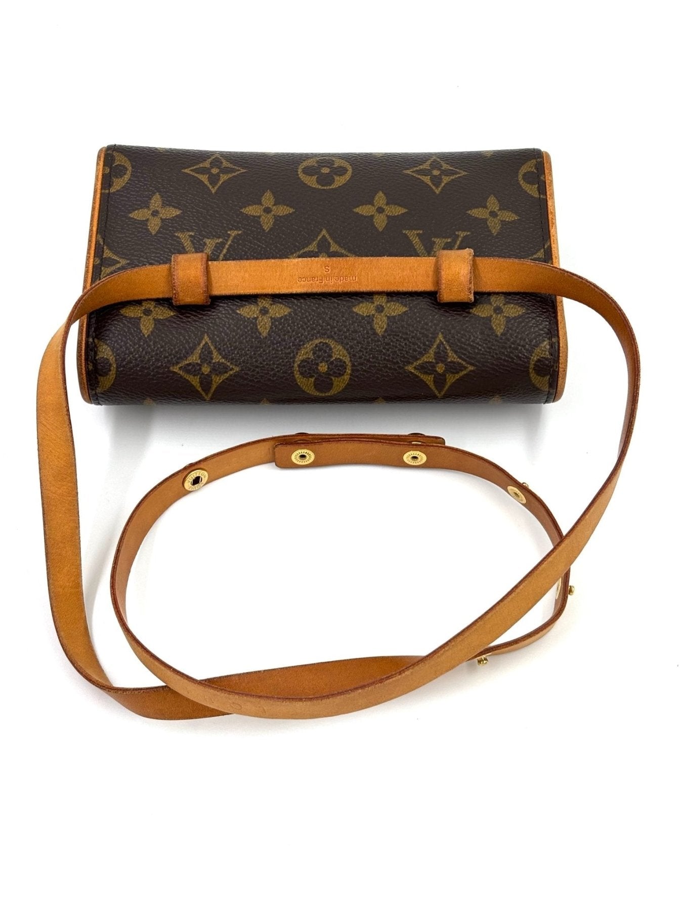 Louis Vuitton Pochette Florentine Monogram Guerteltasche mit braunem Canvas und Lederriemen auf weissem Hintergrund