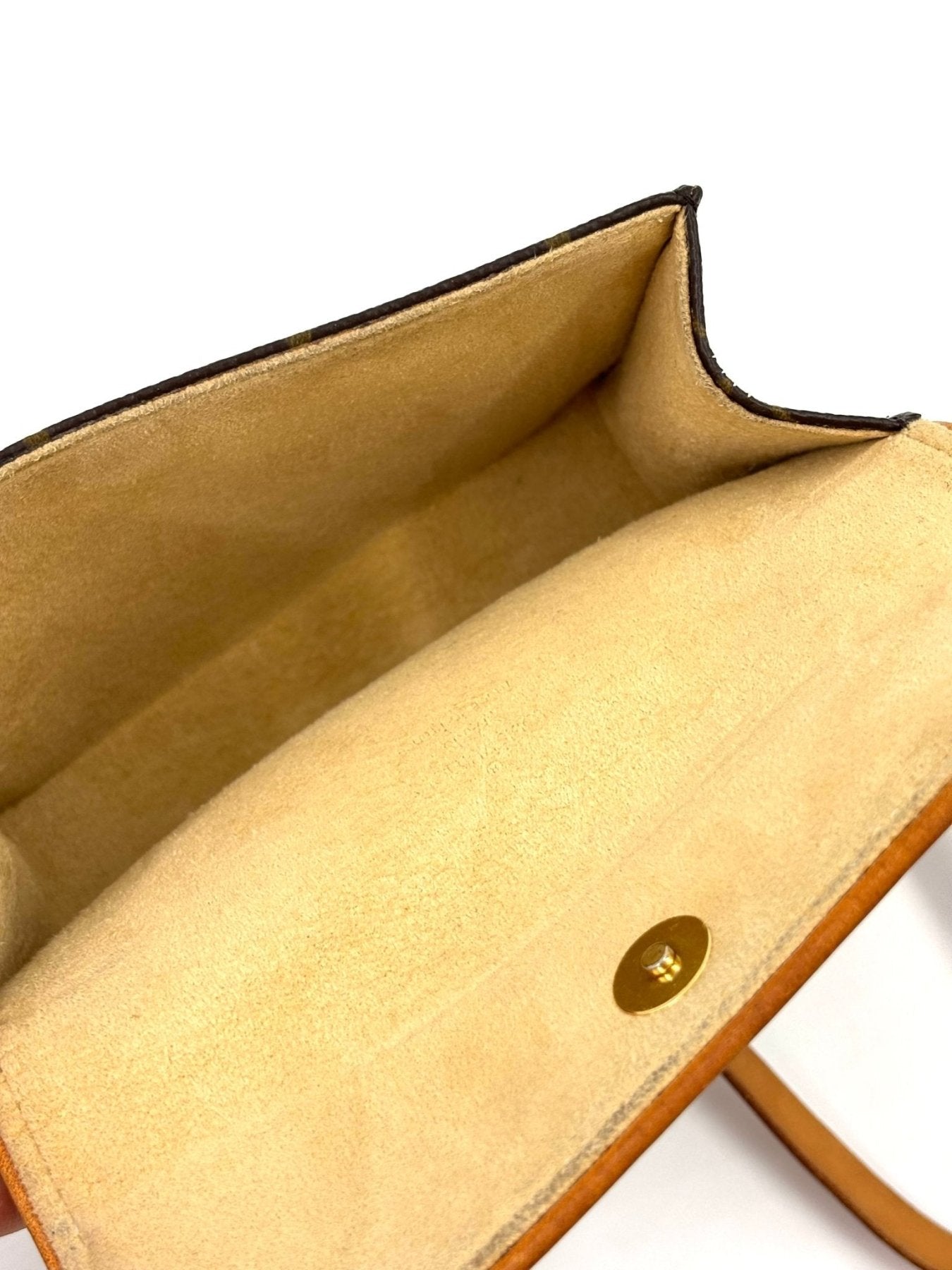 Louis Vuitton Pochette Florentine Vintage Monogram Canvas Innenansicht mit beigem Alcantara Futter und Magnetverschluss
