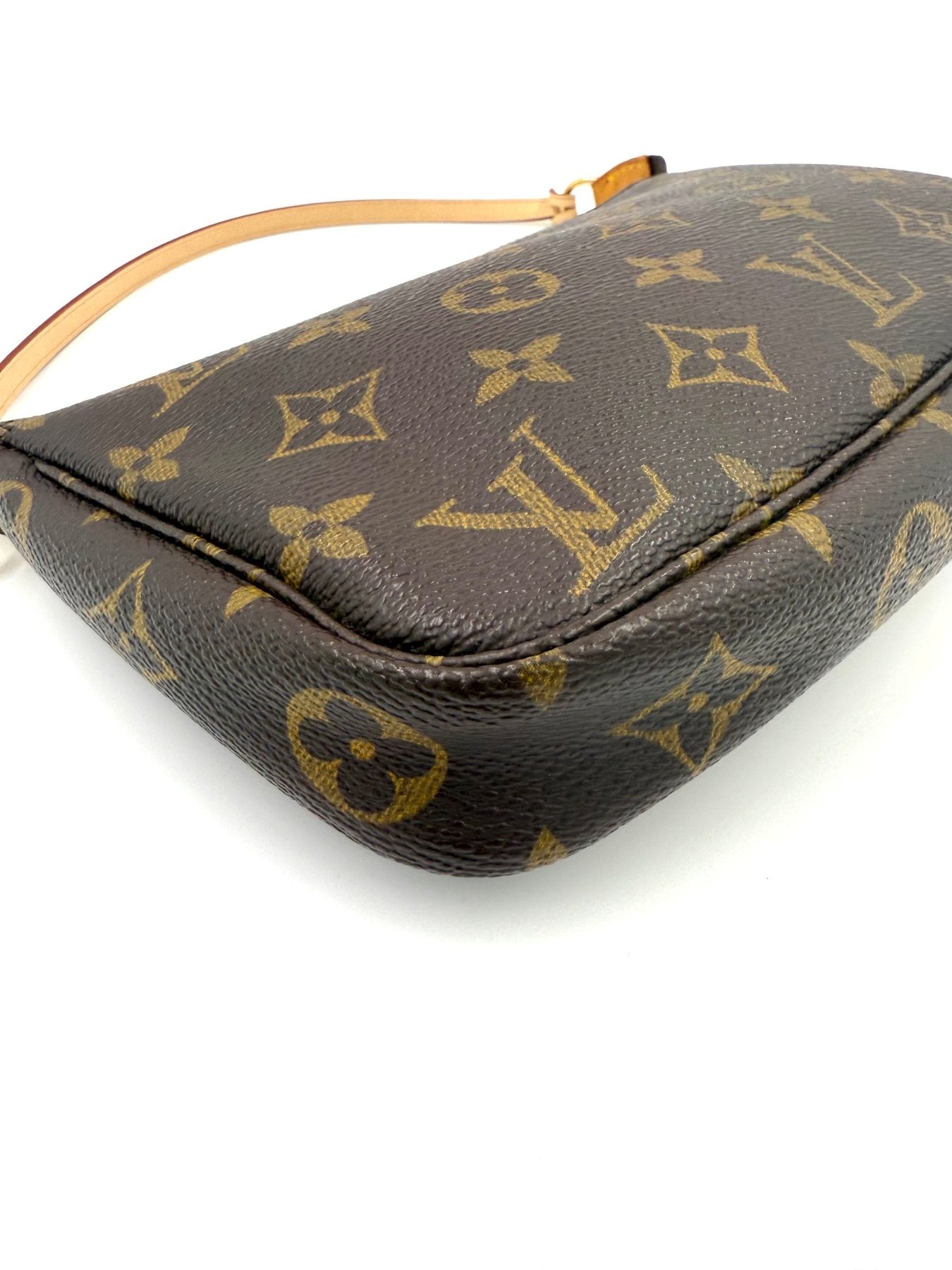 LOUIS VUITTON Pochette Accessoires Monogram Canvas - Clutch & Macarons - AR0051 - Clutch & Macarons -