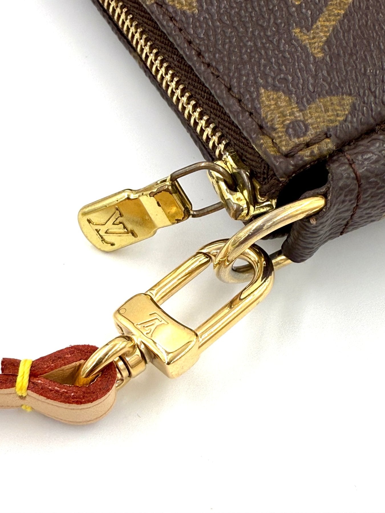 LOUIS VUITTON Pochette Accessoires Monogram Canvas - Clutch & Macarons - AR0051 - Clutch & Macarons -
