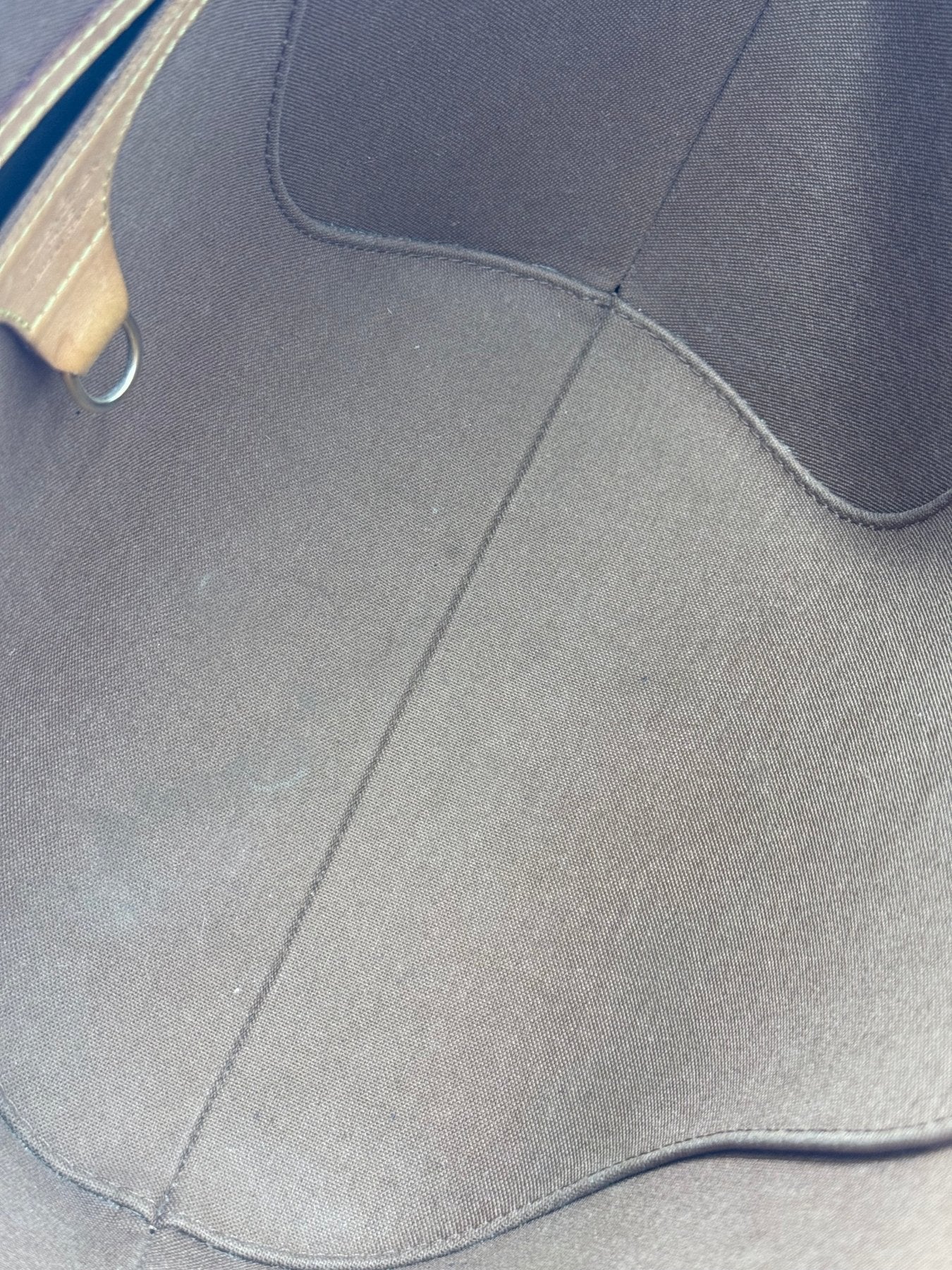 Nahaufnahme des Innenfutters der Louis Vuitton Ellipse MM Handtasche in grau mit sichtbarer Nahtverarbeitung