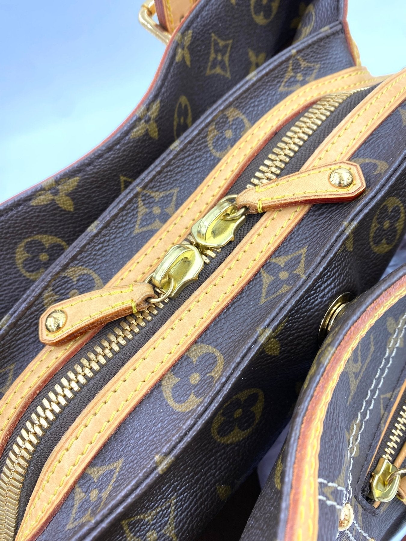 Louis Vuitton Rivets Monogram Canvas Handtasche mit Reissverschluss und goldfarbenen Nieten auf klassischem Monogramm-Muster