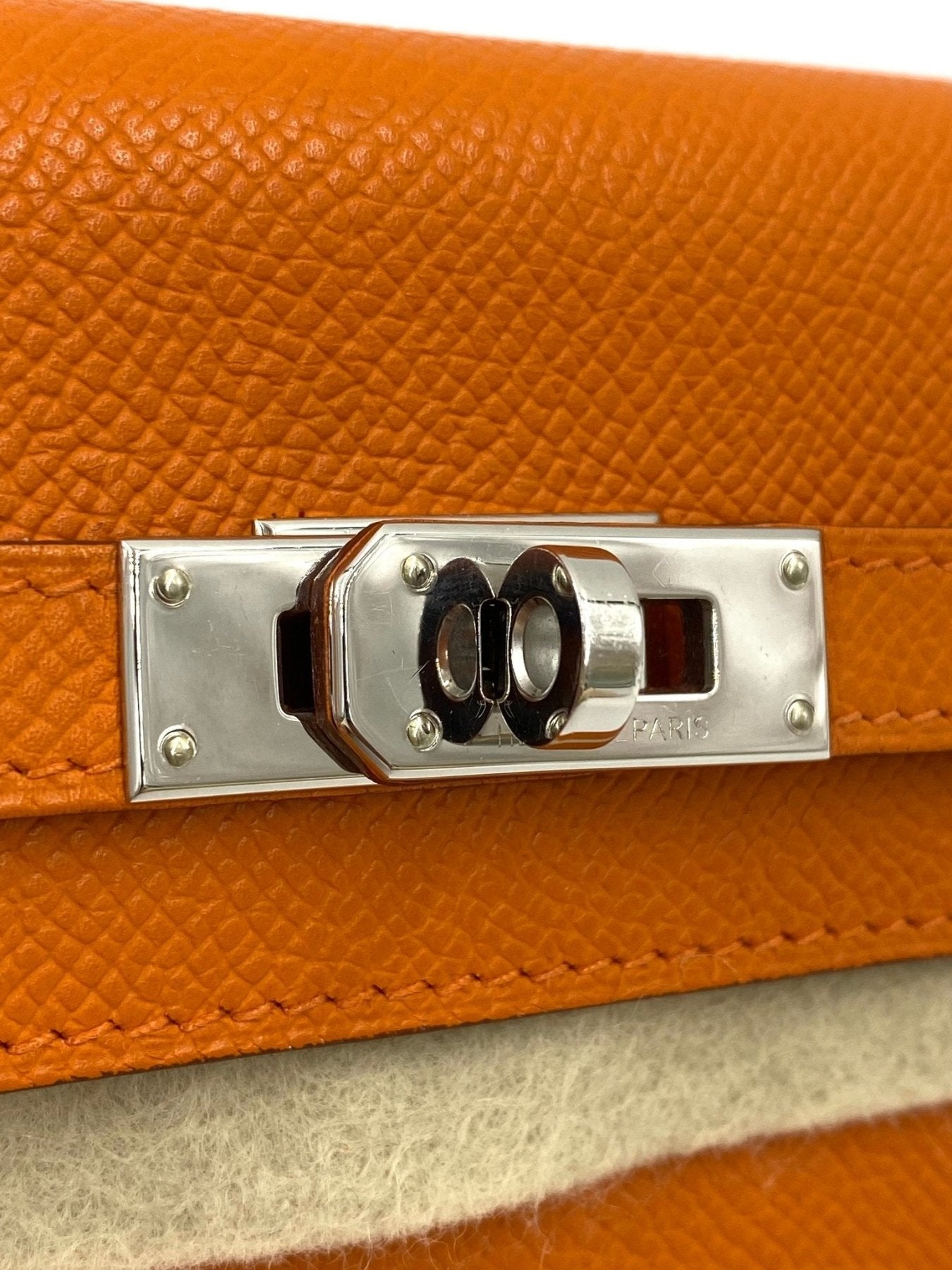 Hermes Kelly Portemonnaie aus orangefarbenem Epsomleder mit silbernem Palladiumverschluss, Nahaufnahme der Lederstruktur