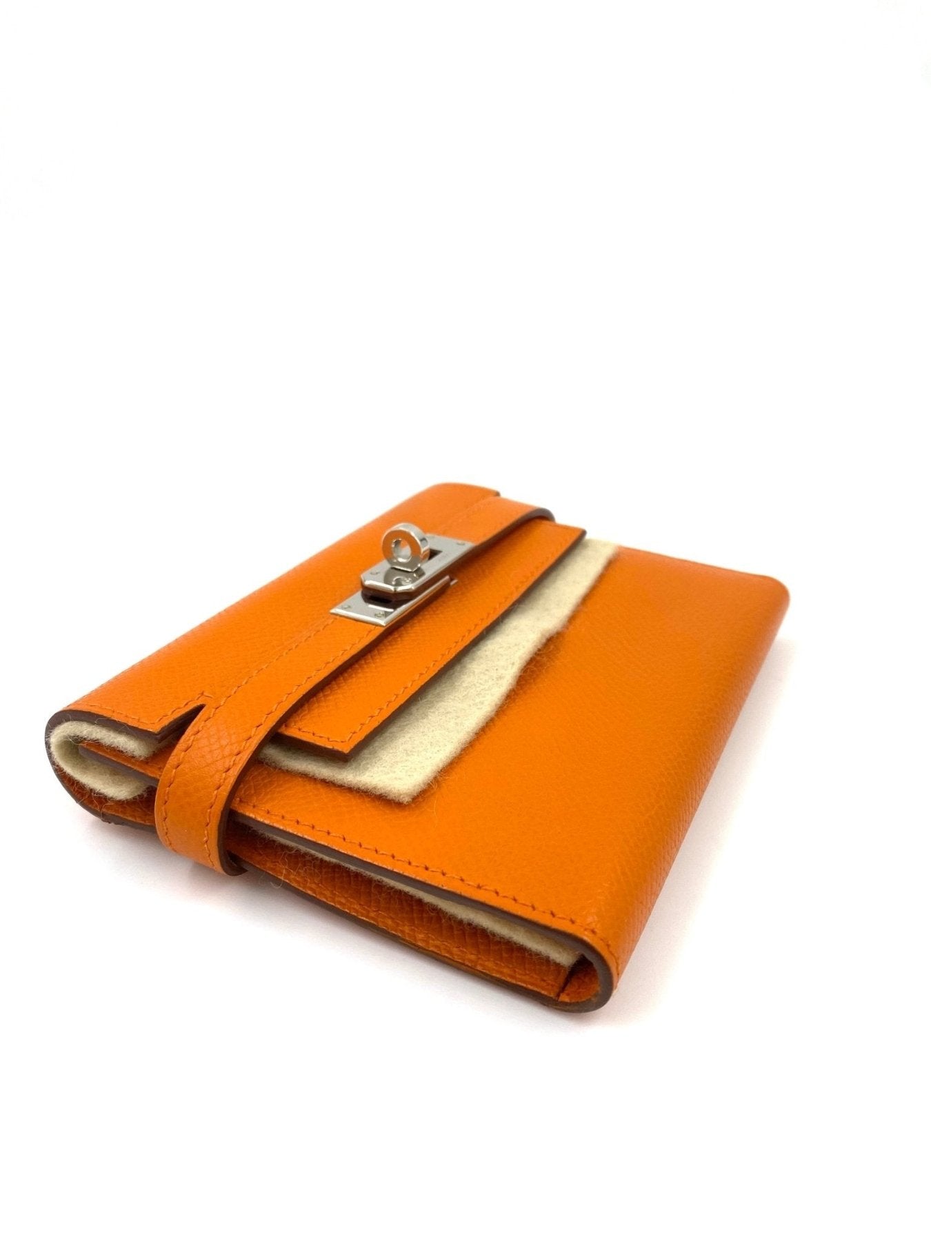 HERMES Kelly Portemonnaie aus orangefarbenem Epsomleder mit Palladiumbeschlagen, seitliche Ansicht des Geldbeutels