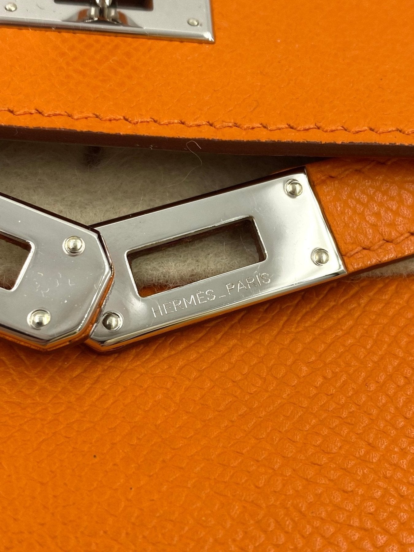 HERMES Kelly Portemonnaie in leuchtendem Orange aus Epsomleder mit Palladium-Hardware, Nahaufnahme der Verschlussdetails