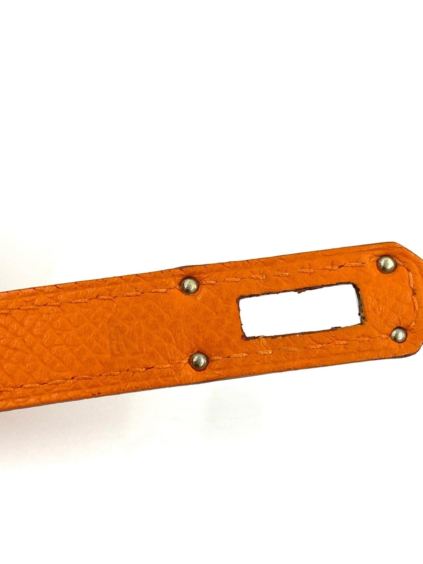 HERMES Kelly Portemonnaie in orange Epsomleder, Detailaufnahme des Verschlusses mit Palladiumbeschlagen