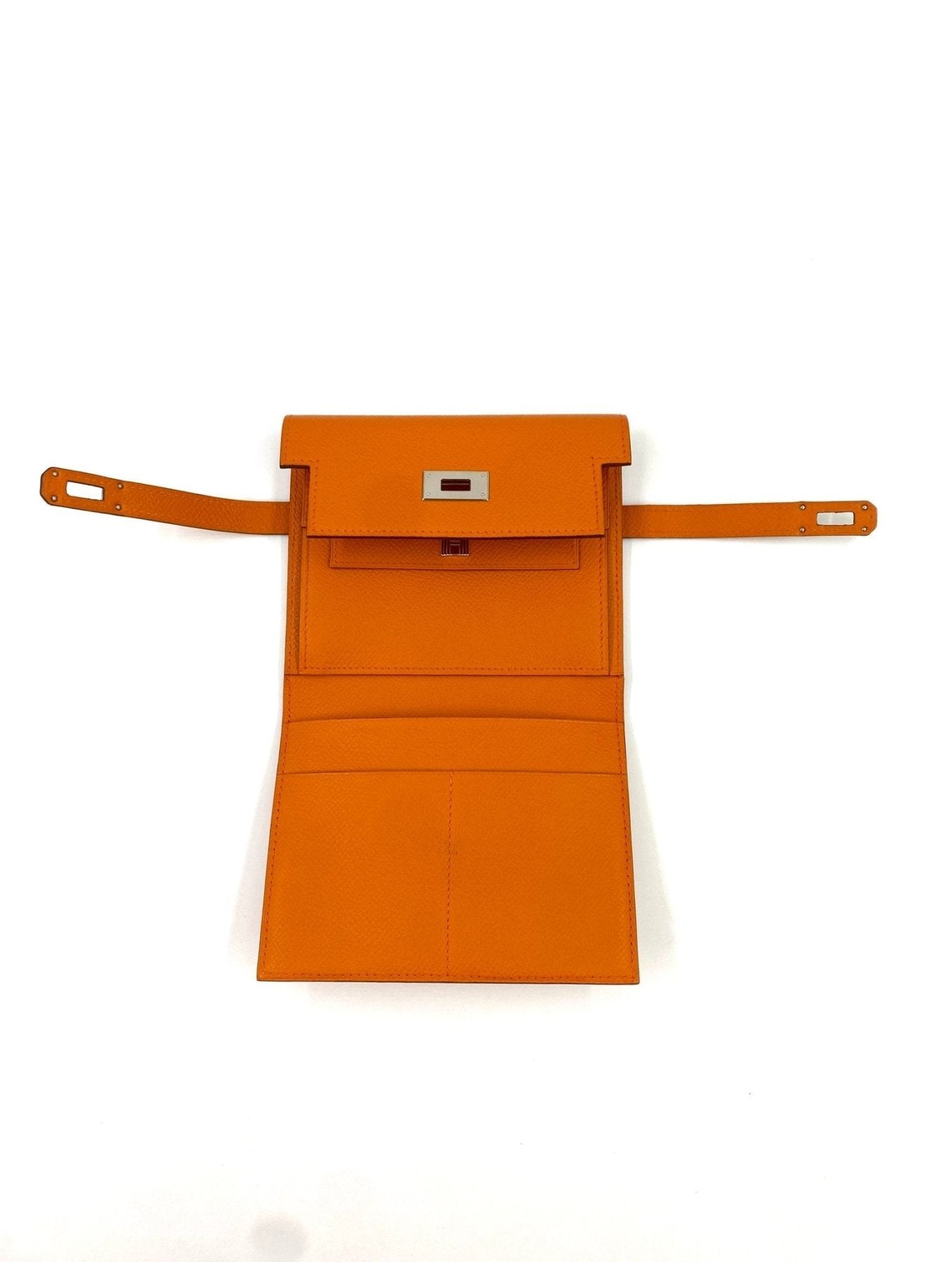 HERMES Kelly Portemonnaie in klassischem Orange aus Epsomleder, geoeffnet mit sichtbaren Kartenfaechern und Palladium-Hardware