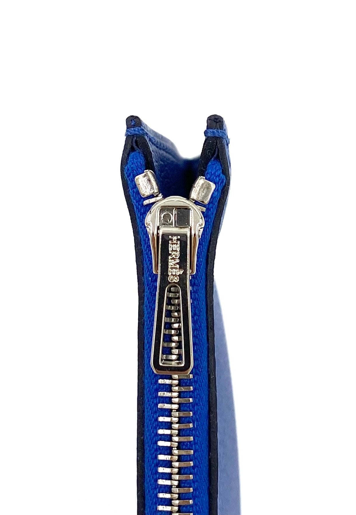 HERMES Constance Slim Tasche in Blue de France mit Palladium Reissverschluss, Nahaufnahme der hochwertigen Verschlussdetails