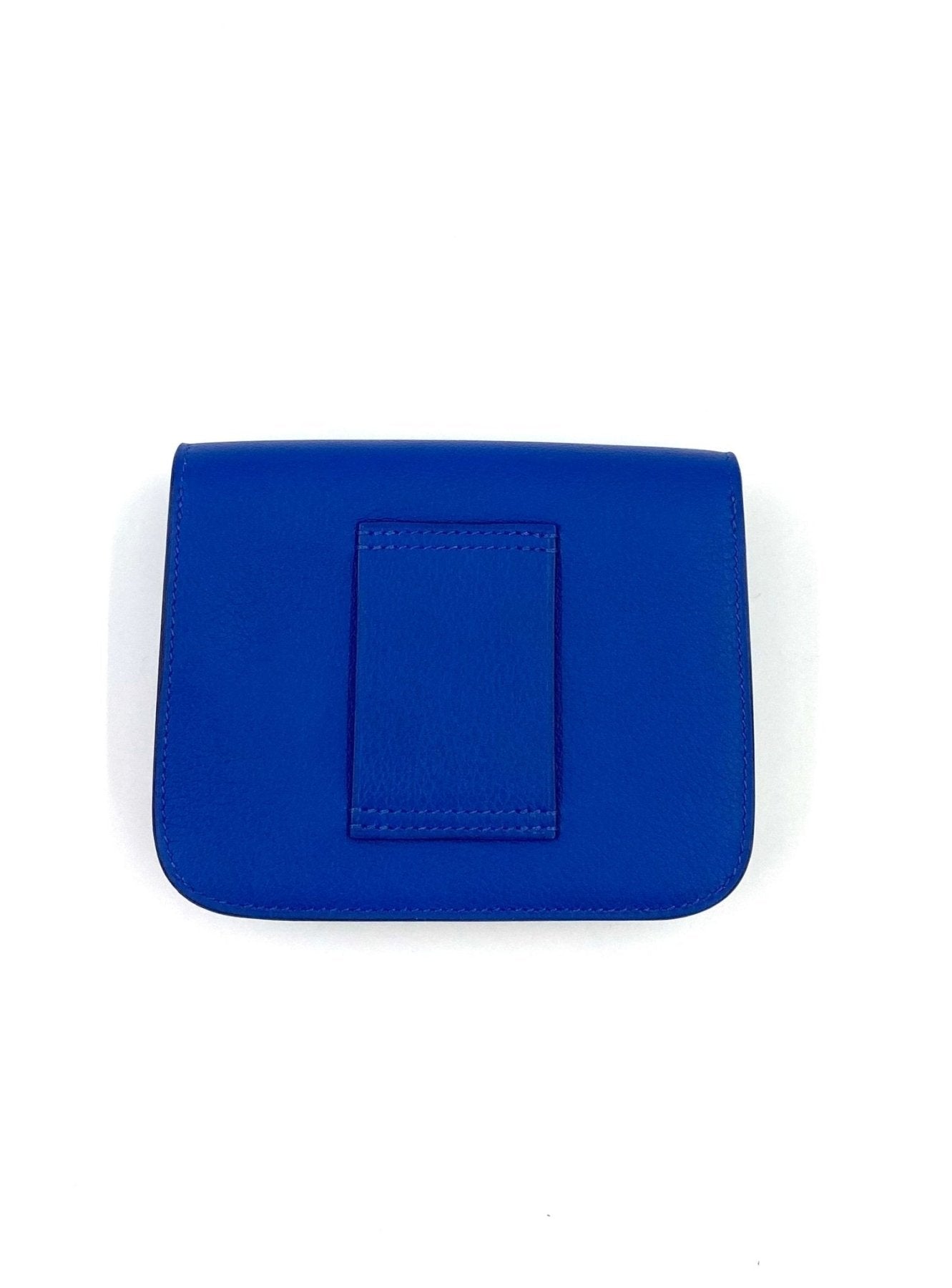 HERMES Constance Slim Guerteltasche in Blue de France, Rueckansicht mit rechteckigem Lederdetail auf royalblauem Leder
