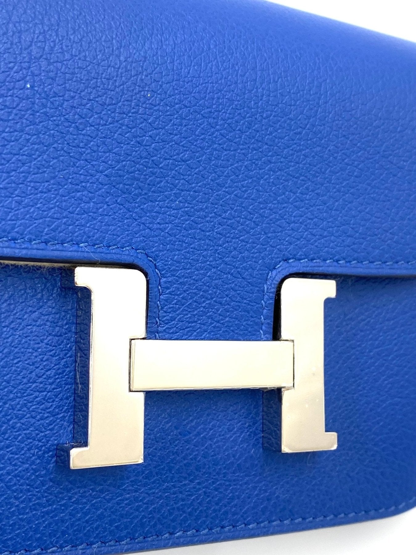 HERMES Constance Slim Tasche in Blue de France mit silbernem H-Verschluss, Nahaufnahme der Lederstruktur und Hardware