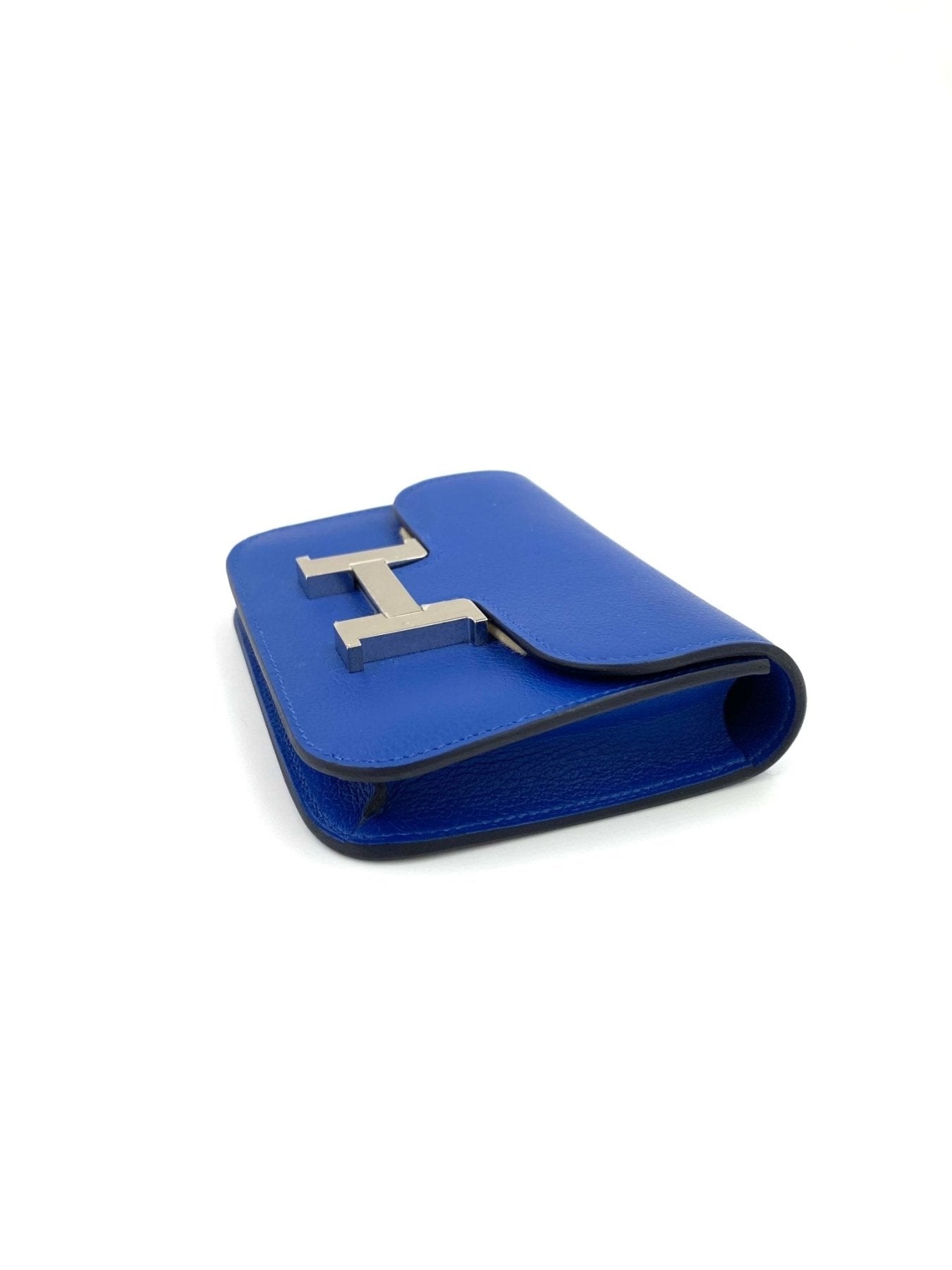 HERMES Constance Slim Tasche in Blue de France mit silbernem H-Verschluss aus Palladium, Seitenansicht