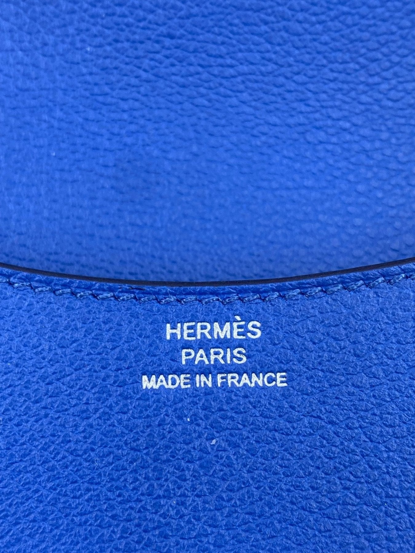 Hermes Constance Slim Tasche in Blue de France mit charakteristischer Lederstruktur und Hermes Paris Markierung