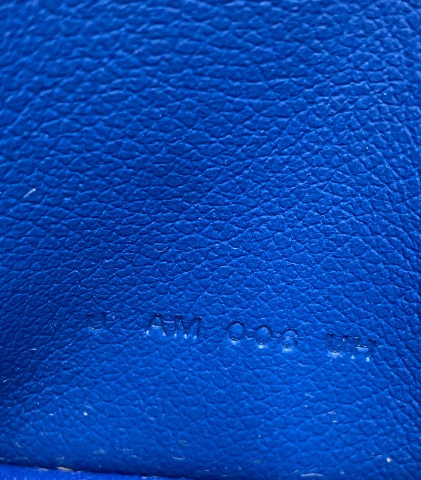 Hermes Constance Slim in leuchtendem Blue de France Leder, Nahaufnahme der genarbten Lederstruktur und Praegung