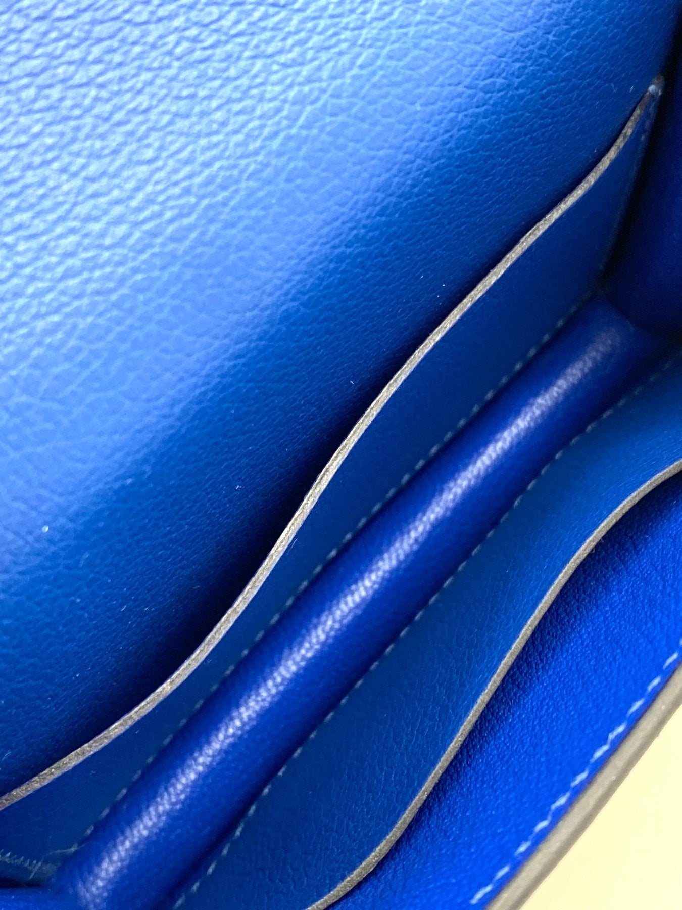 HERMES Constance Slim Tasche in Blue de France mit strukturiertem Leder und feinen Nahten, Detailaufnahme des Innenbereichs
