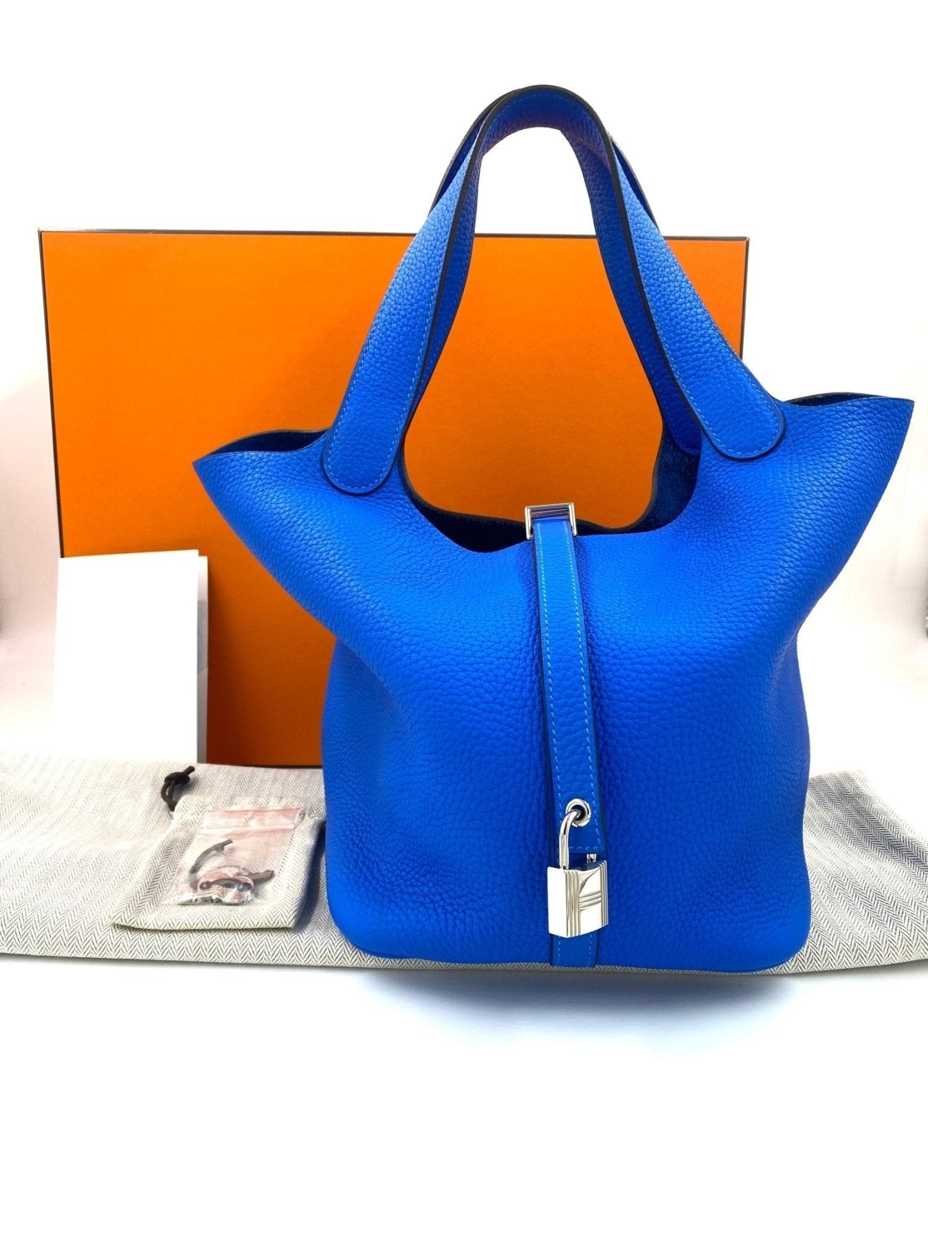 HERMES Picotin 22 Lock Tasche in leuchtendem Blau Hydra aus Clemence Leder mit Palladium Verschluss vor orangener Box
