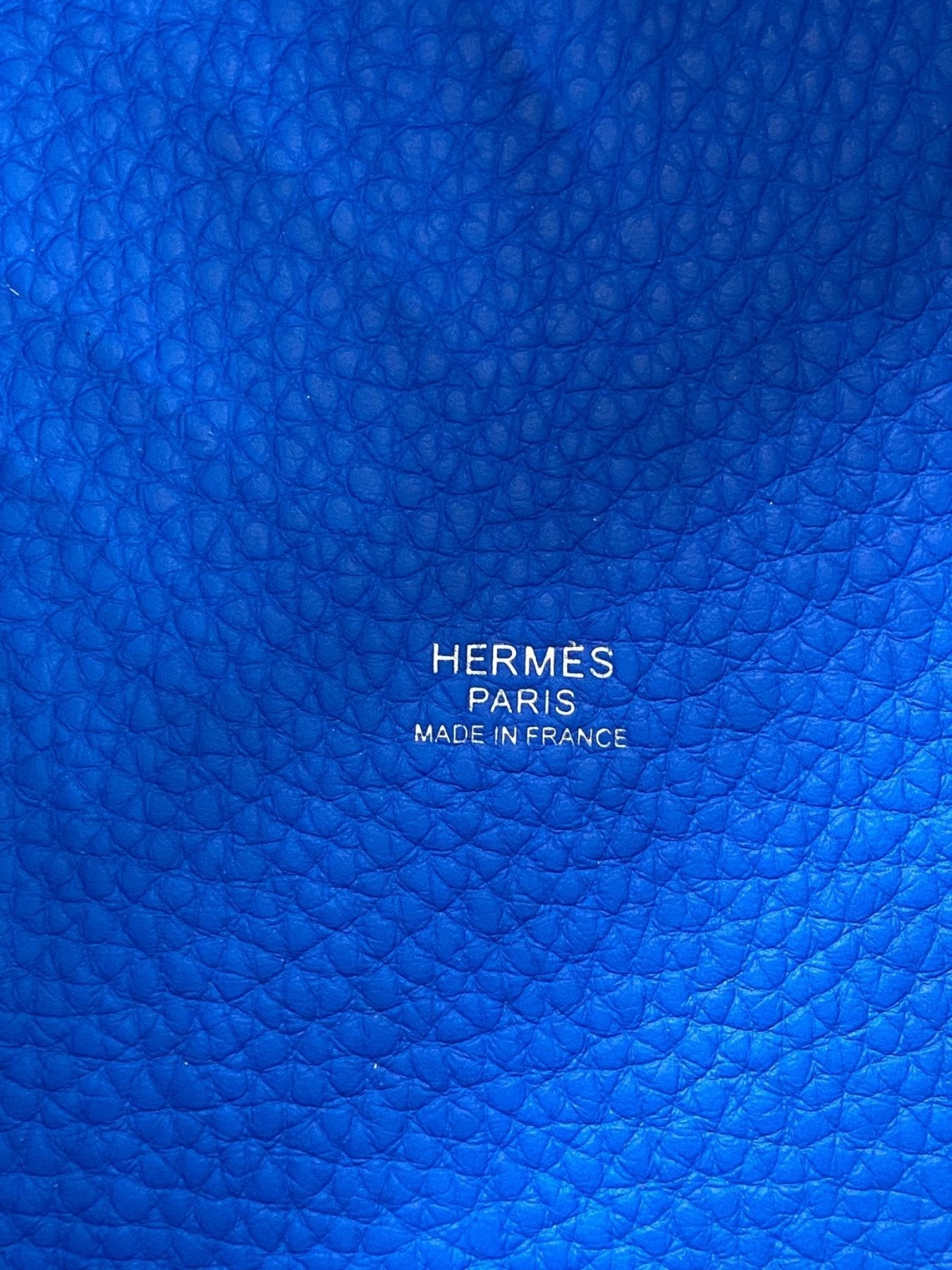 Hermes Picotin 22 Lock Nahaufnahme des blauen Clemence Leders mit geprägtem Hermes Paris Logo in Goldfarbe