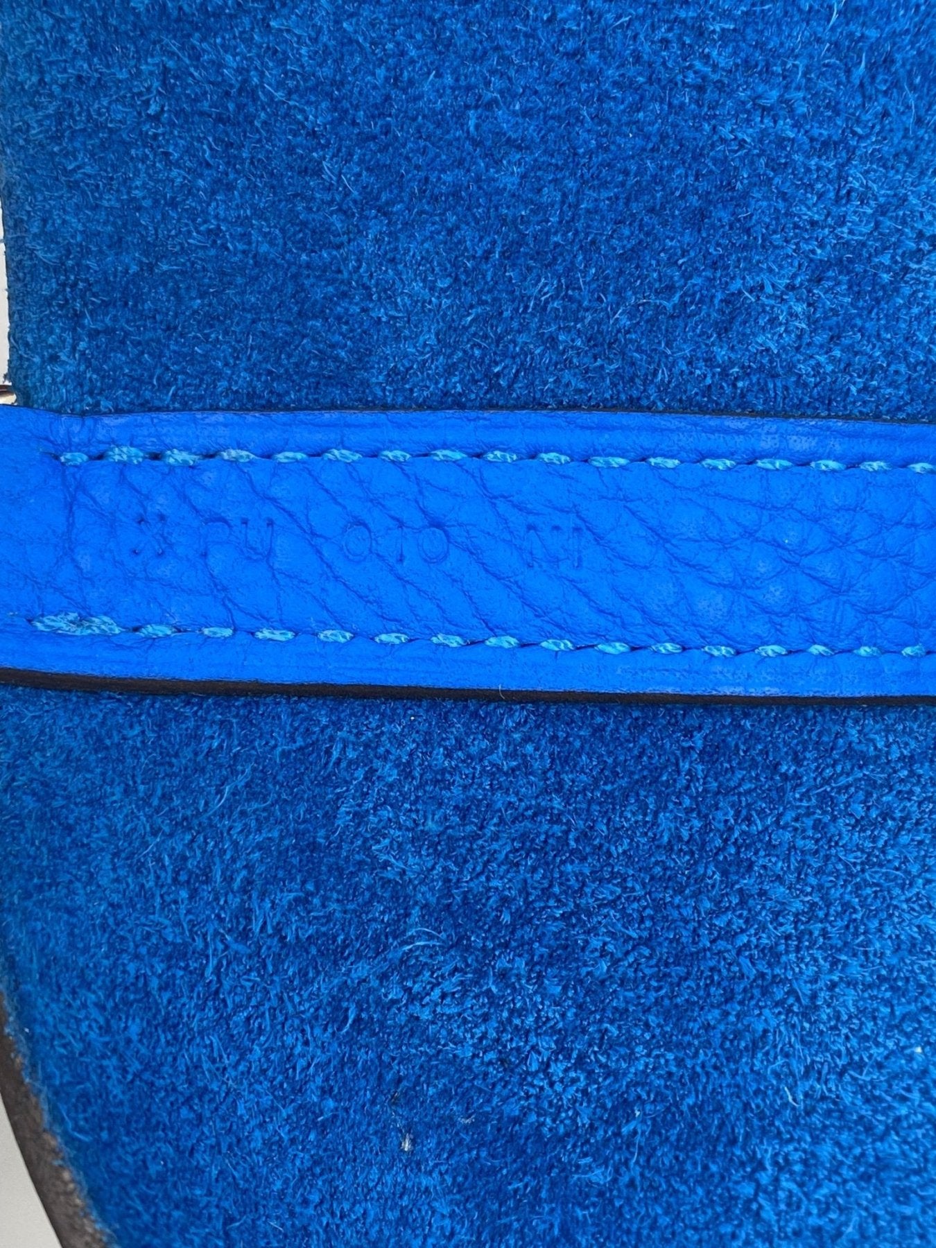 Hermes Picotin 22 Nahaufnahme der blauen Clemence Lederstruktur mit dekorativer Naht in Bleu Hydra