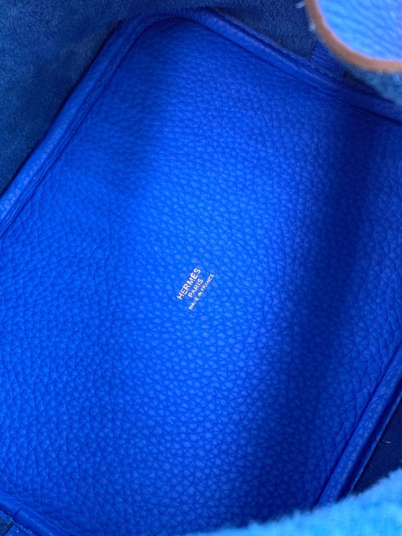 HERMES Picotin 22 Lock Innenfutter in leuchtendem Bleu Hydra Taurillon Clemence Leder, detaillierte Ledertextur sichtbar