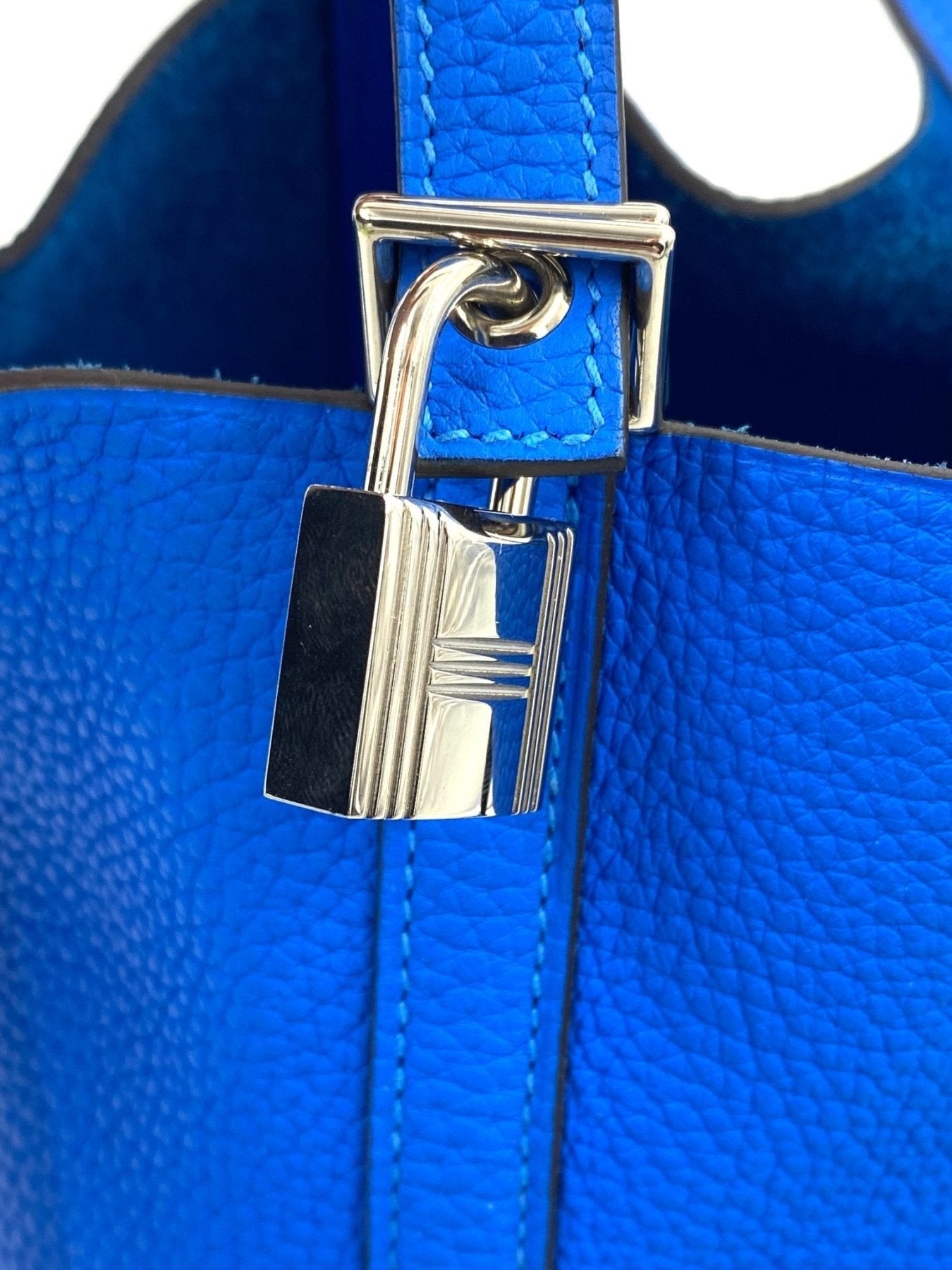 HERMES Picotin 22 Lock in leuchtendem Blau Hydra mit Palladium Verschluss, Nahaufnahme des Clemence Leders und Details