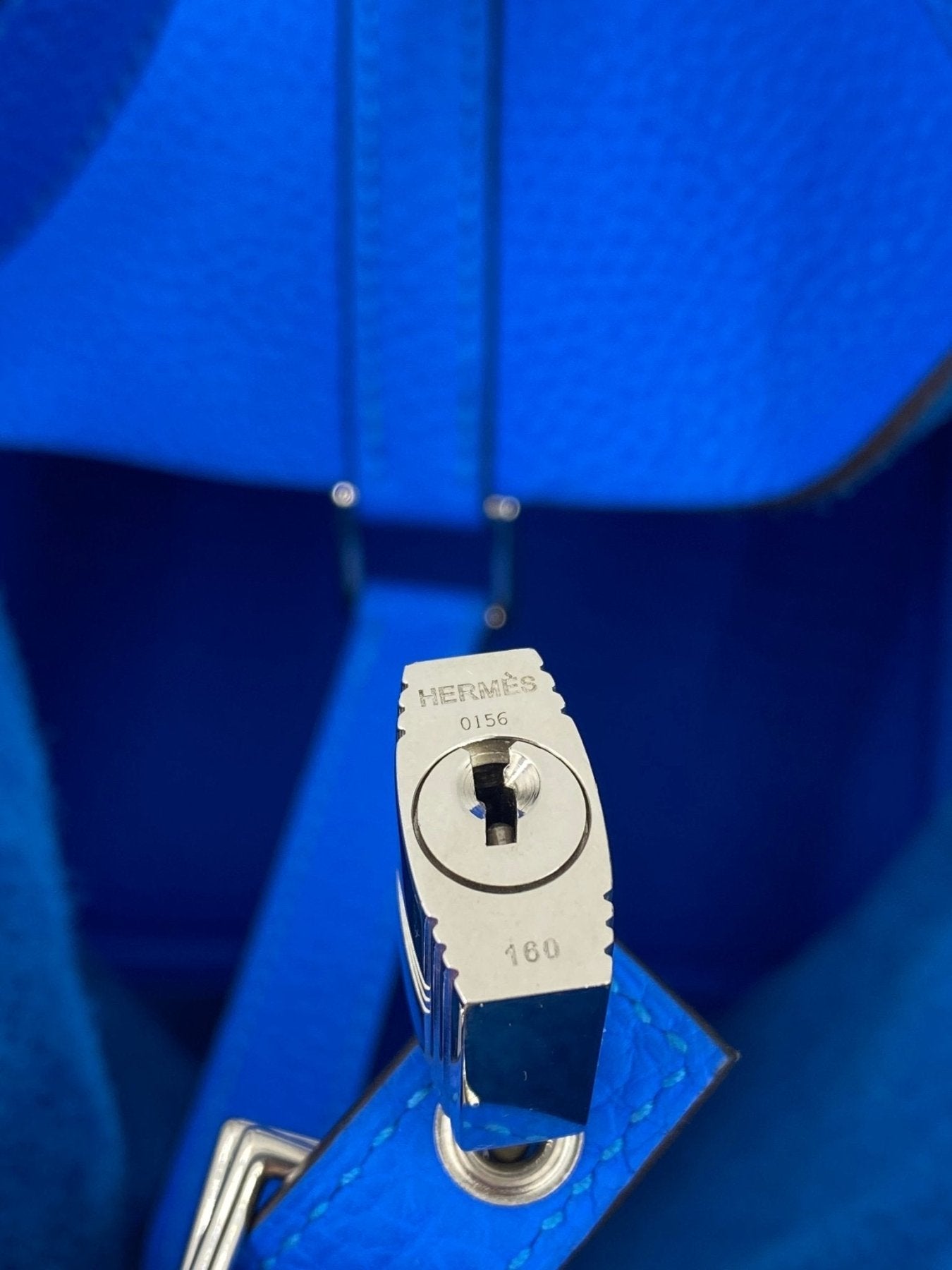 Hermes Picotin 22 Schloss in Silber auf leuchtendem Bleu Hydra Leder, Nahaufnahme des Palladium-Verschlusses