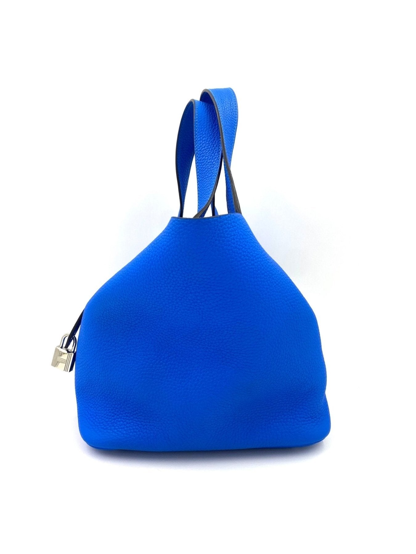 HERMES Picotin 22 Lock Tasche in leuchtendem Blau Hydra mit Palladium Verschluss auf weissem Hintergrund