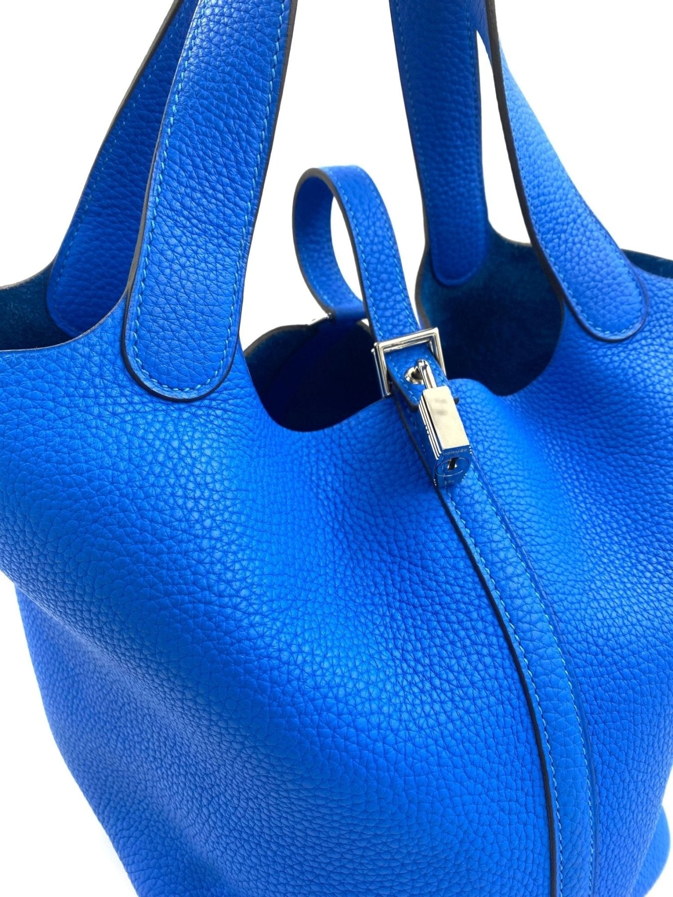 HERMÈS Picotin 22 Lock in leuchtendem Blau Hydra aus Clemence Leder mit Palladium Beschlagen, Nahaufnahme der Tasche