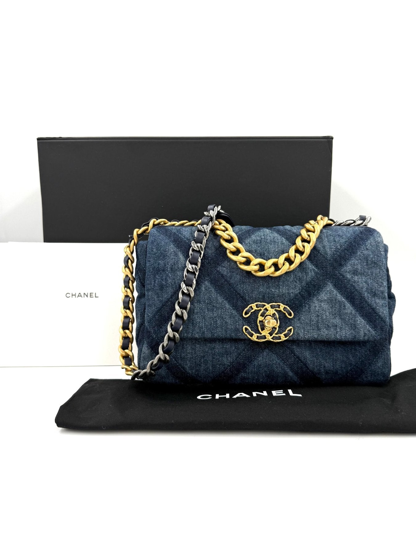 CHANEL 19 kleine Denim-Handtasche mit gestepptem Muster und zweifarbiger Kettenkombination in Gold und Silber