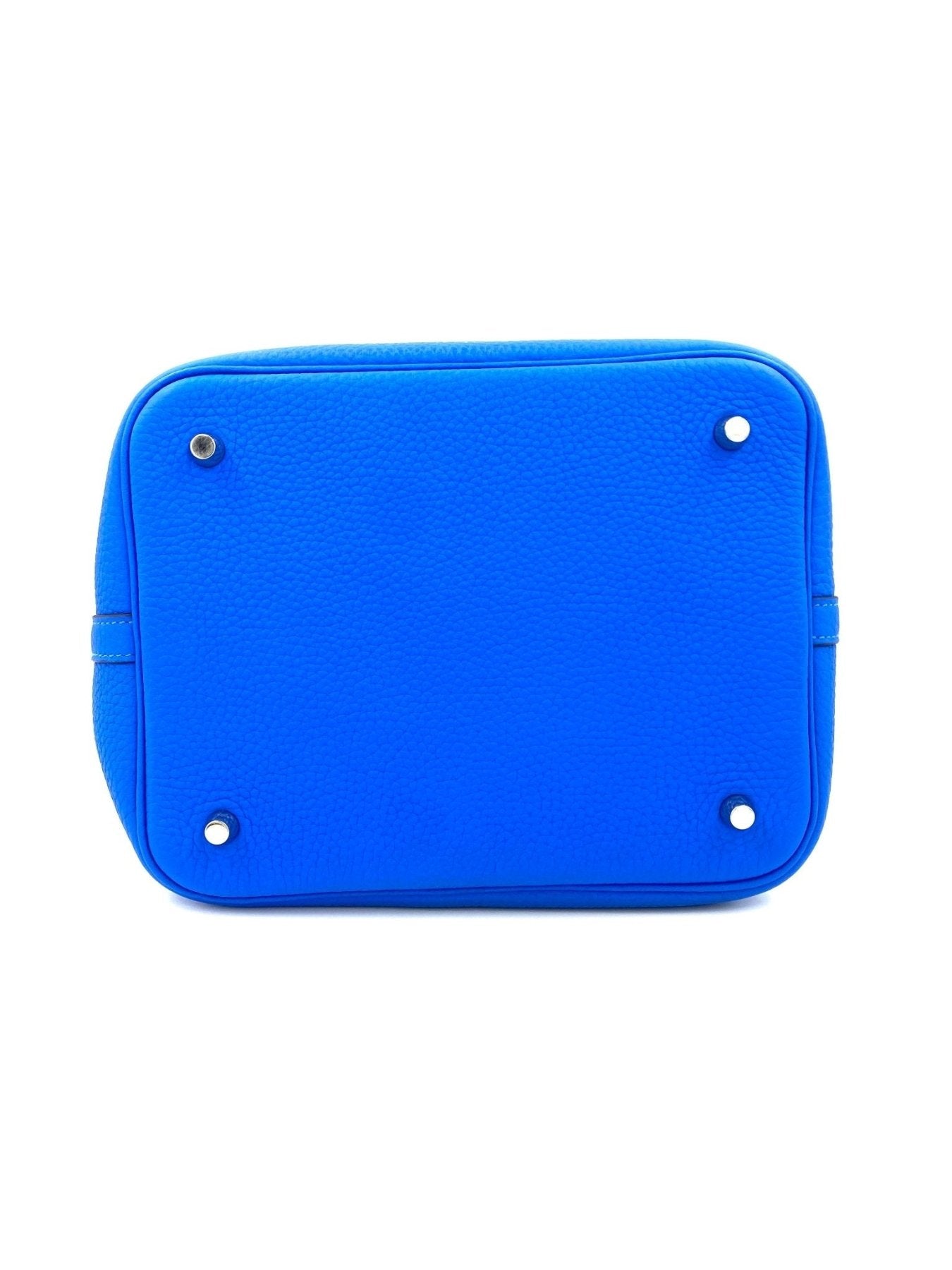 HERMES Picotin 22 Lock Tasche in leuchtendem Blau Hydra aus Clemence Leder, Ansicht der Unterseite mit Nieten