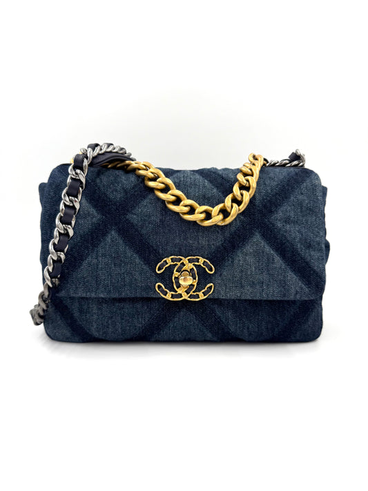 CHANEL 19 kleine Denim-Handtasche mit gestepptem Muster, zweifarbiger Kettengurt und goldenem CC-Logo
