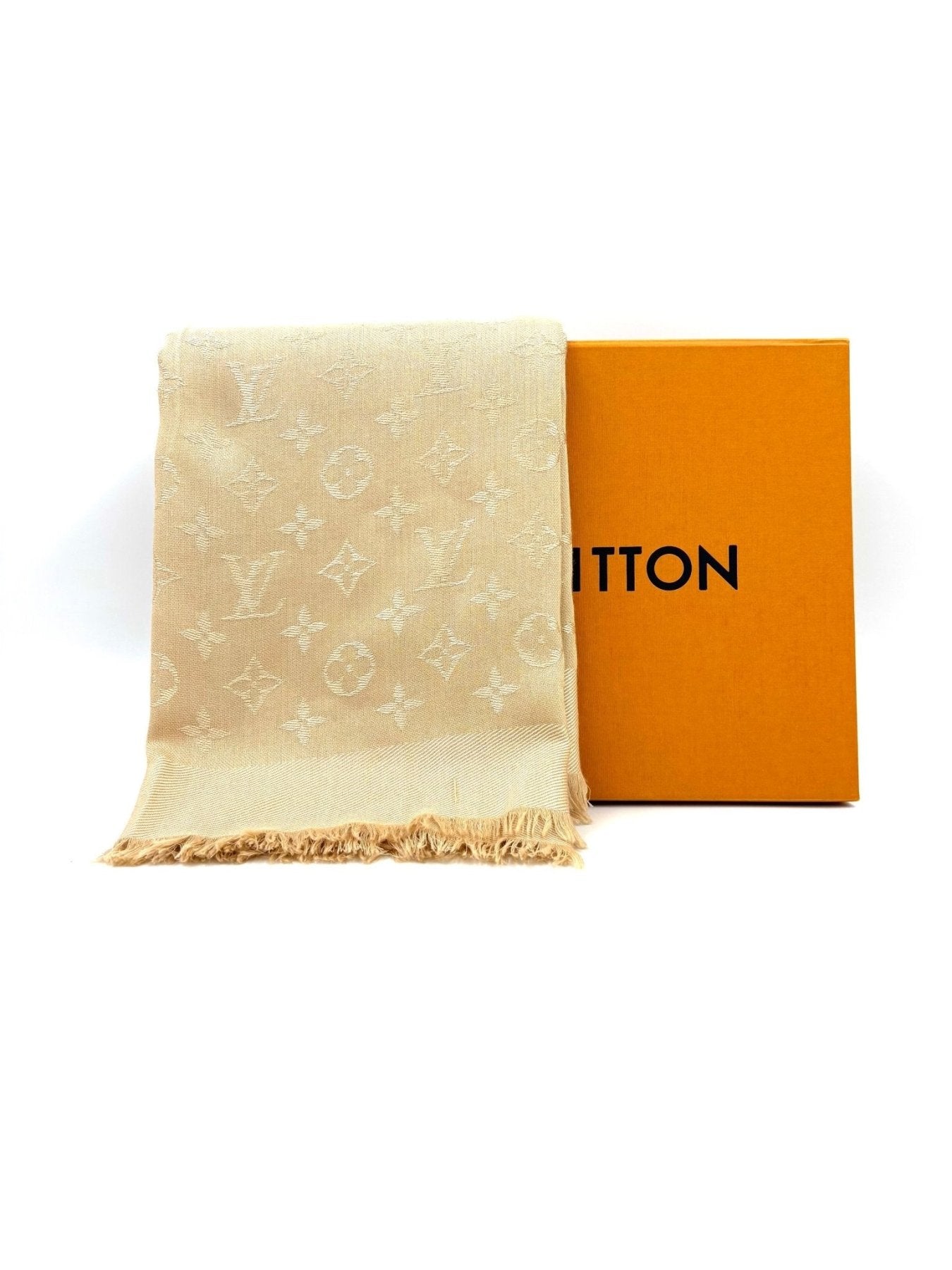 Louis Vuitton Monogram Schal in Creme neben orangefarbener Originalverpackung, luxurioses Jaquardgewebe mit Fransen